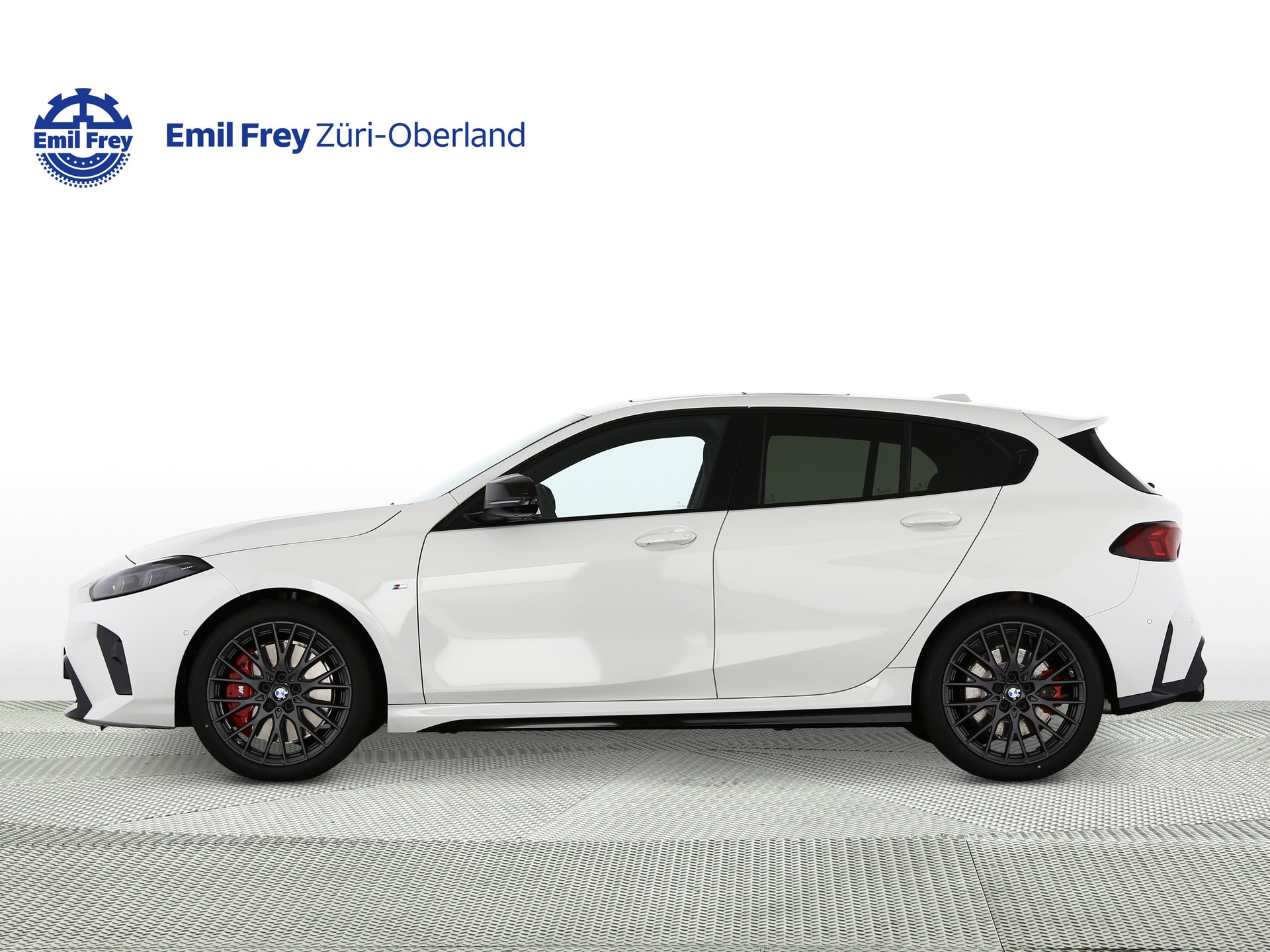 BMW M135i xDrive-showroom-element-1