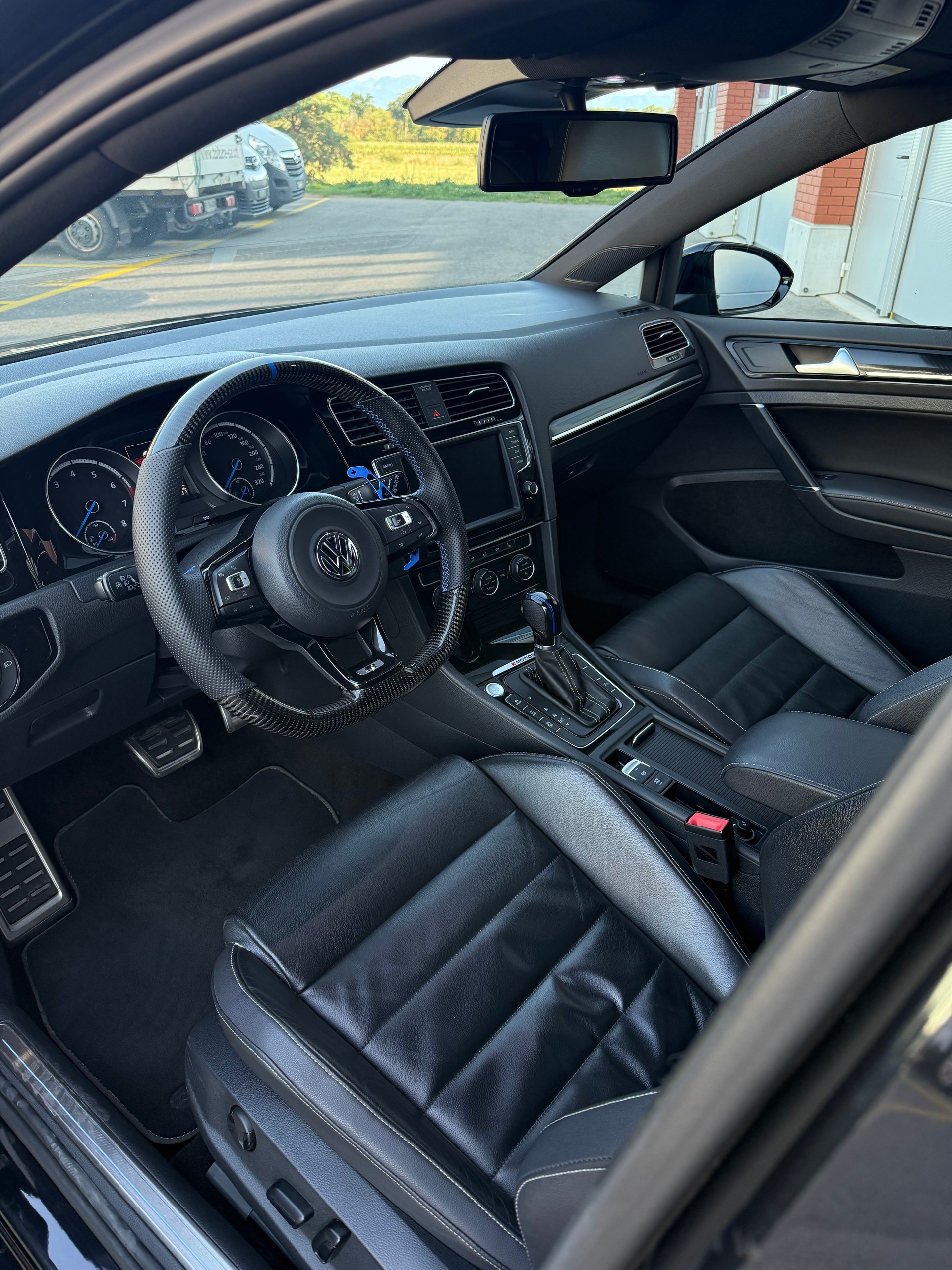 VW Golf 2.0 TSI R 4Motion DSG-image-12