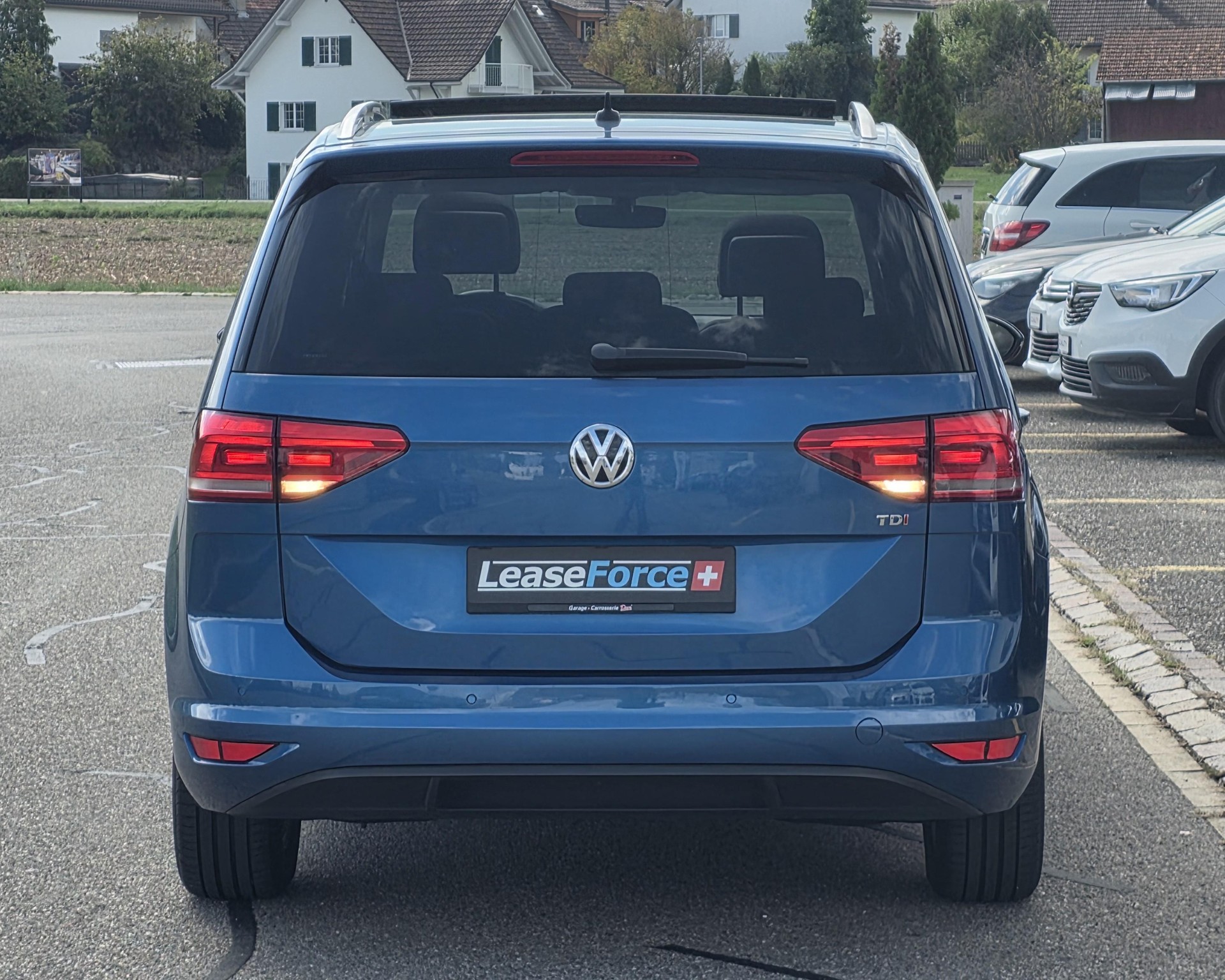 VW Touran 1.6 TDI BlueMotion Technology Trendline-image-5