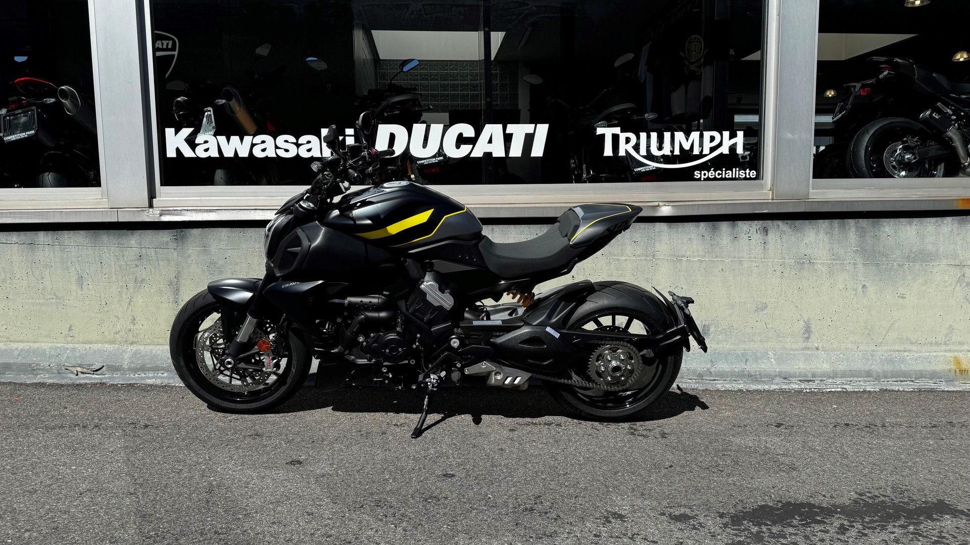 DUCATI Diavel V4-showroom-element-1