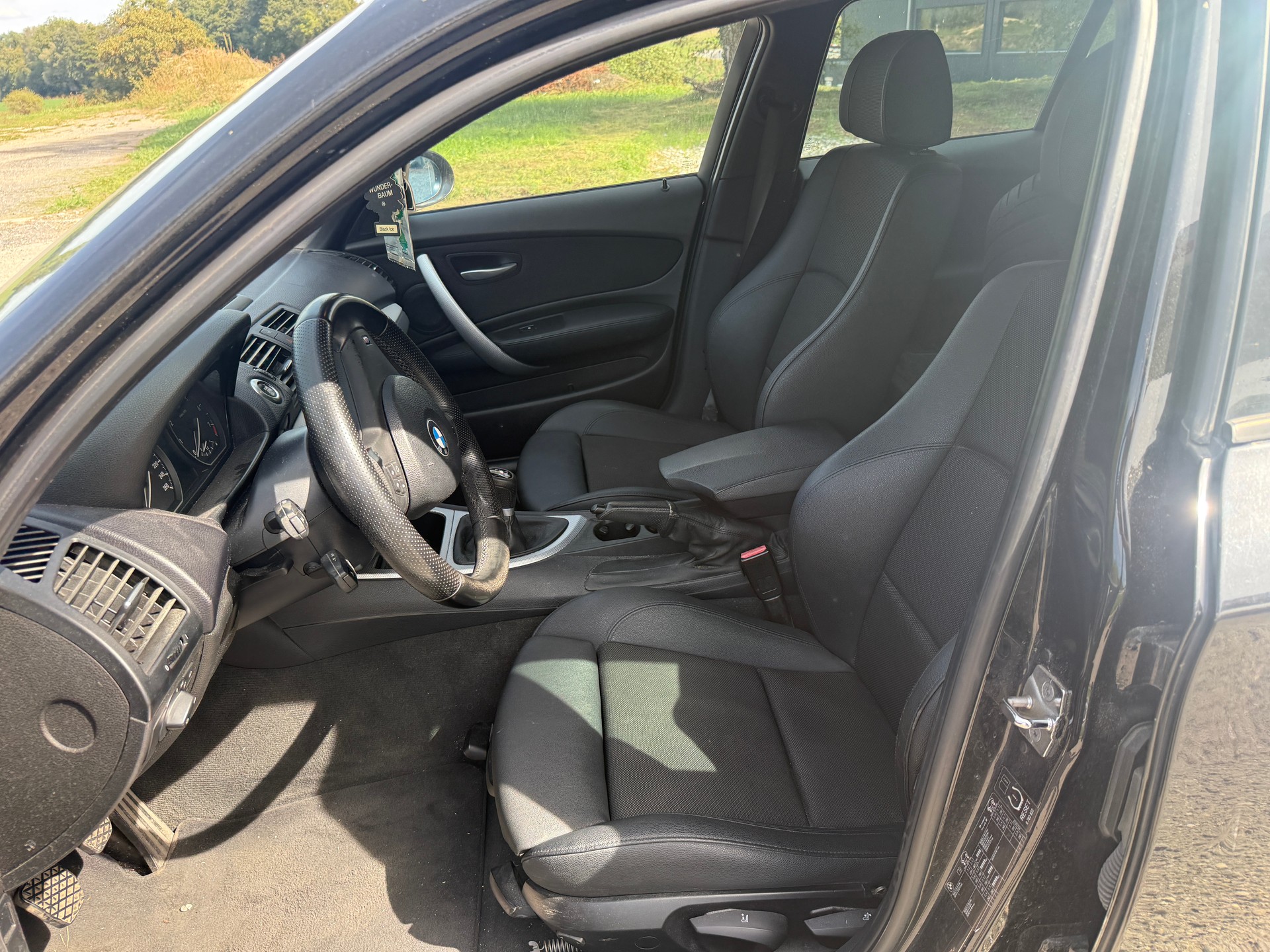 BMW 120i-image-8