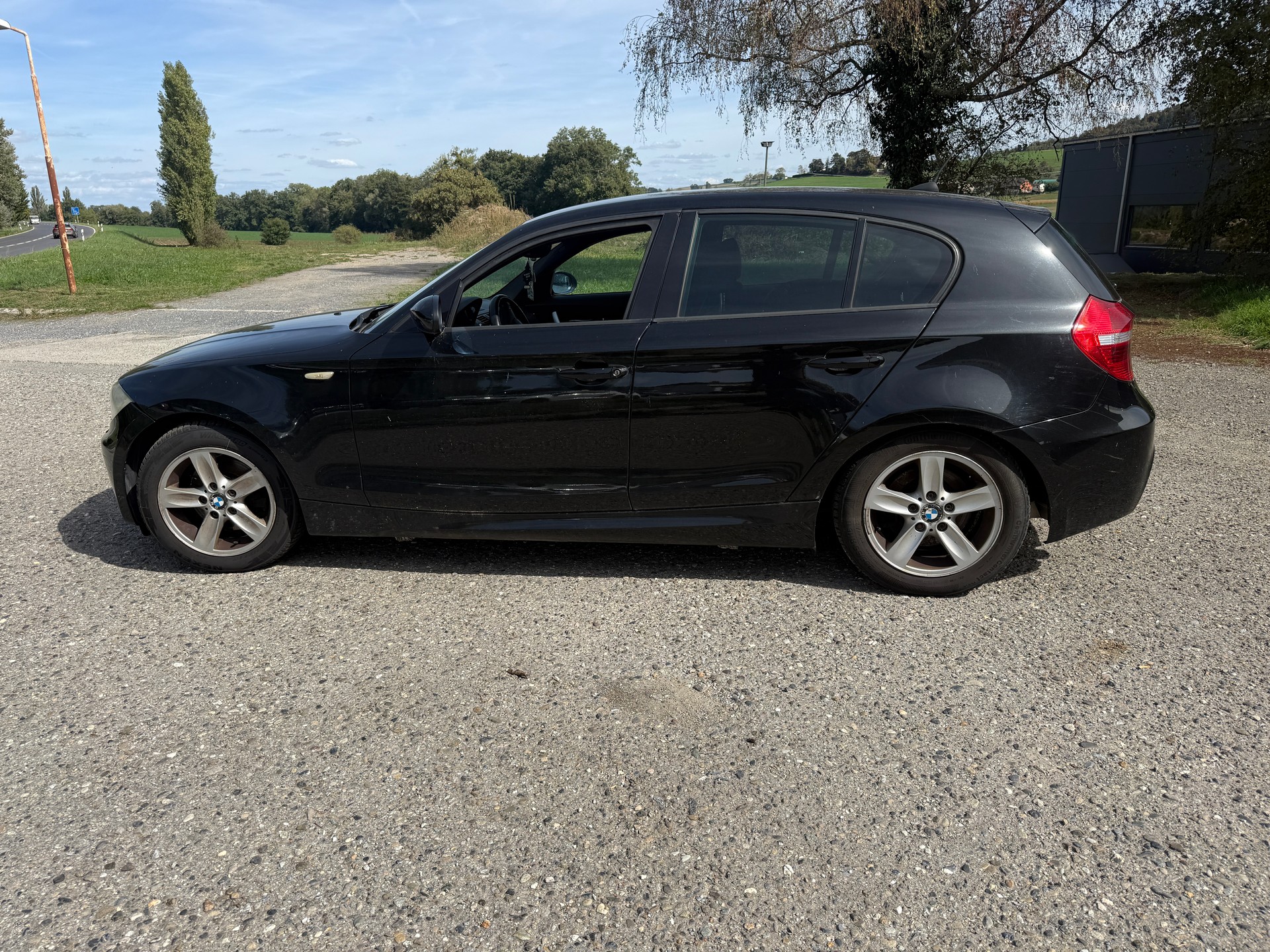 BMW 120i-image-6