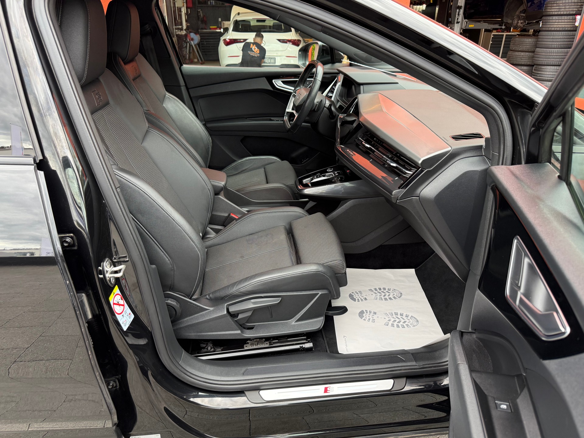 AUDI Q4 e-tron 50 quattro-image-12