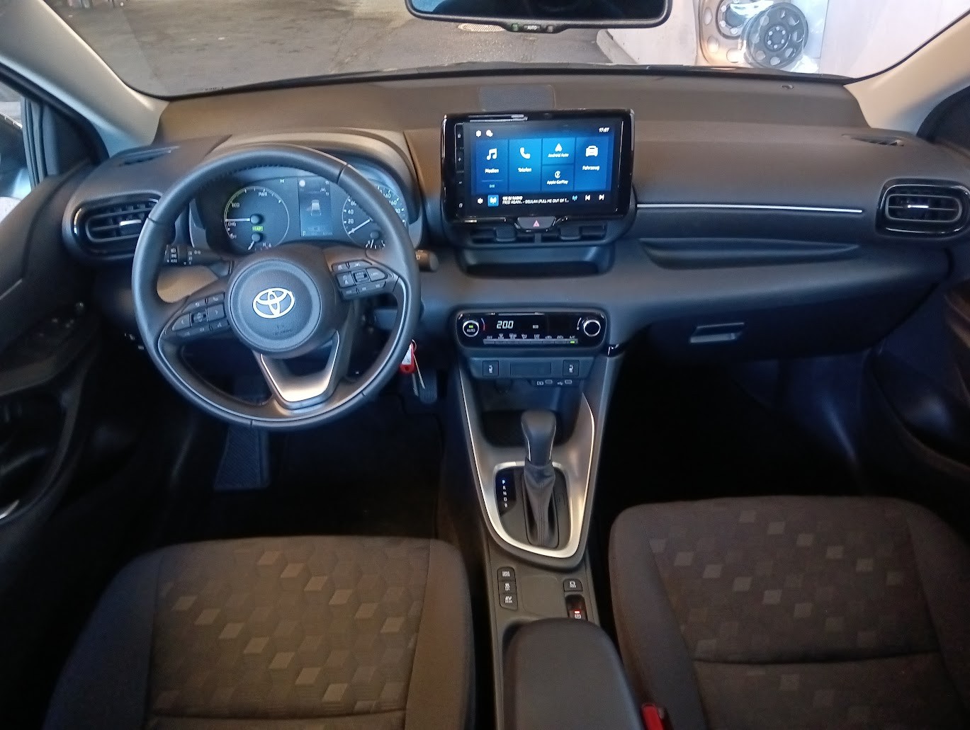 TOYOTA Yaris 1.5 Active Drive e-CVT-image-6