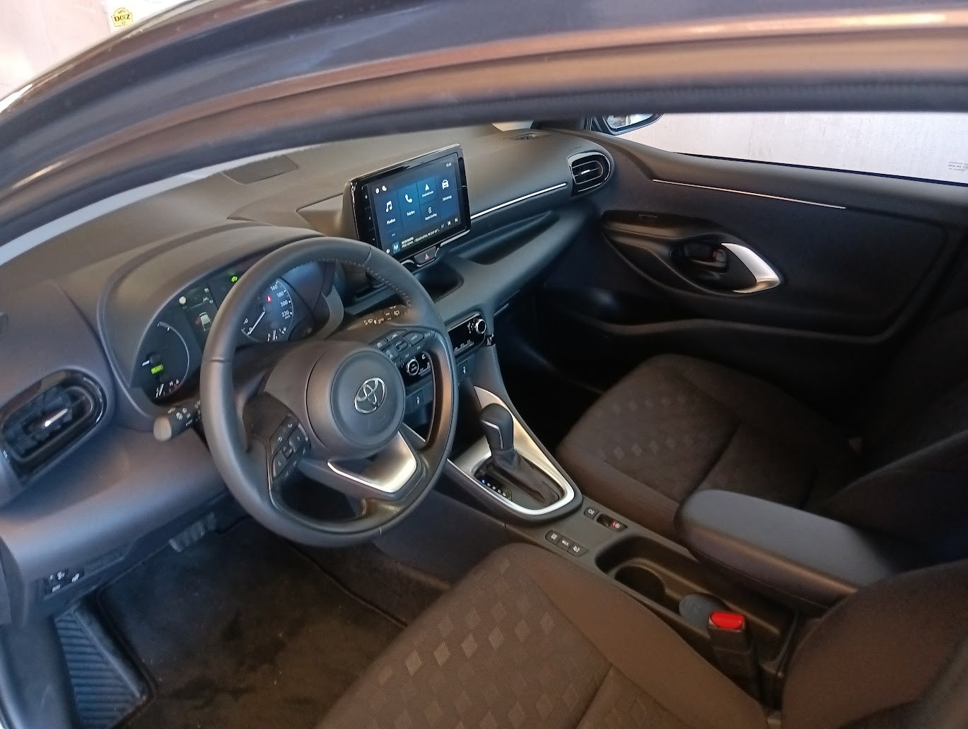TOYOTA Yaris 1.5 Active Drive e-CVT-image-7