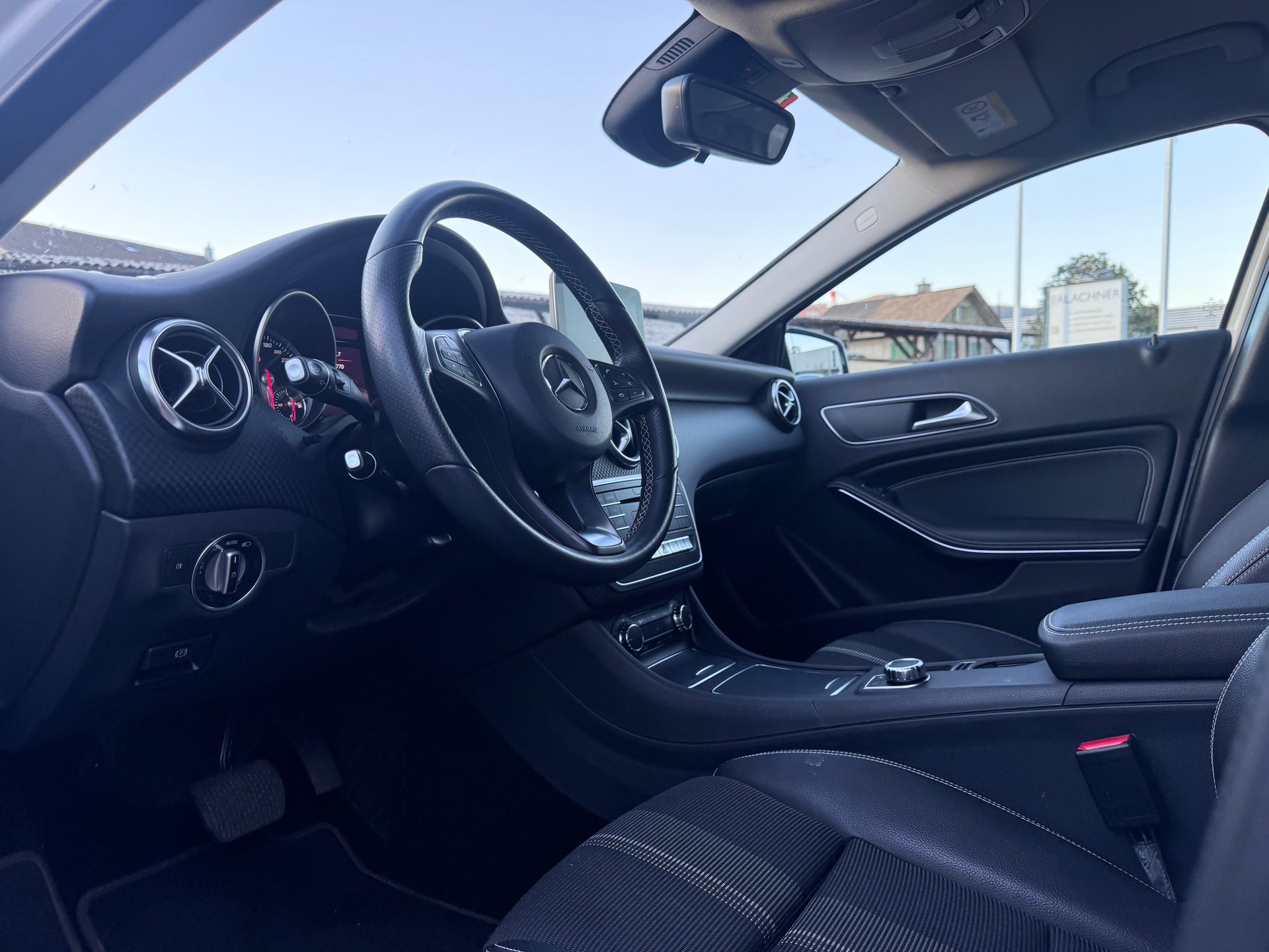 MERCEDES-BENZ A 220 Urban 4Matic 7G-DCT-image-11