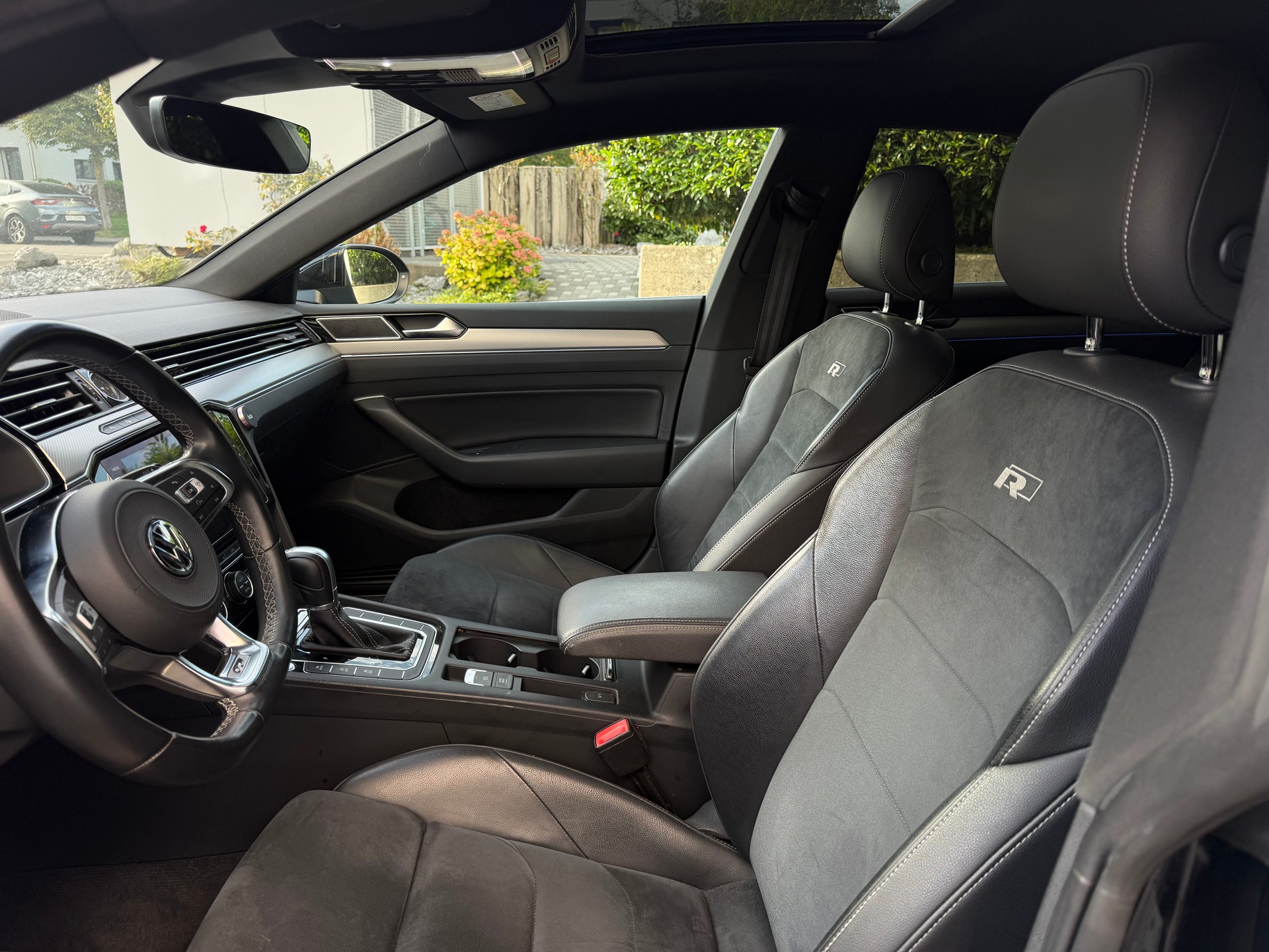 VW 2.0 TDI 240 Elegance DSG 4m-image-4