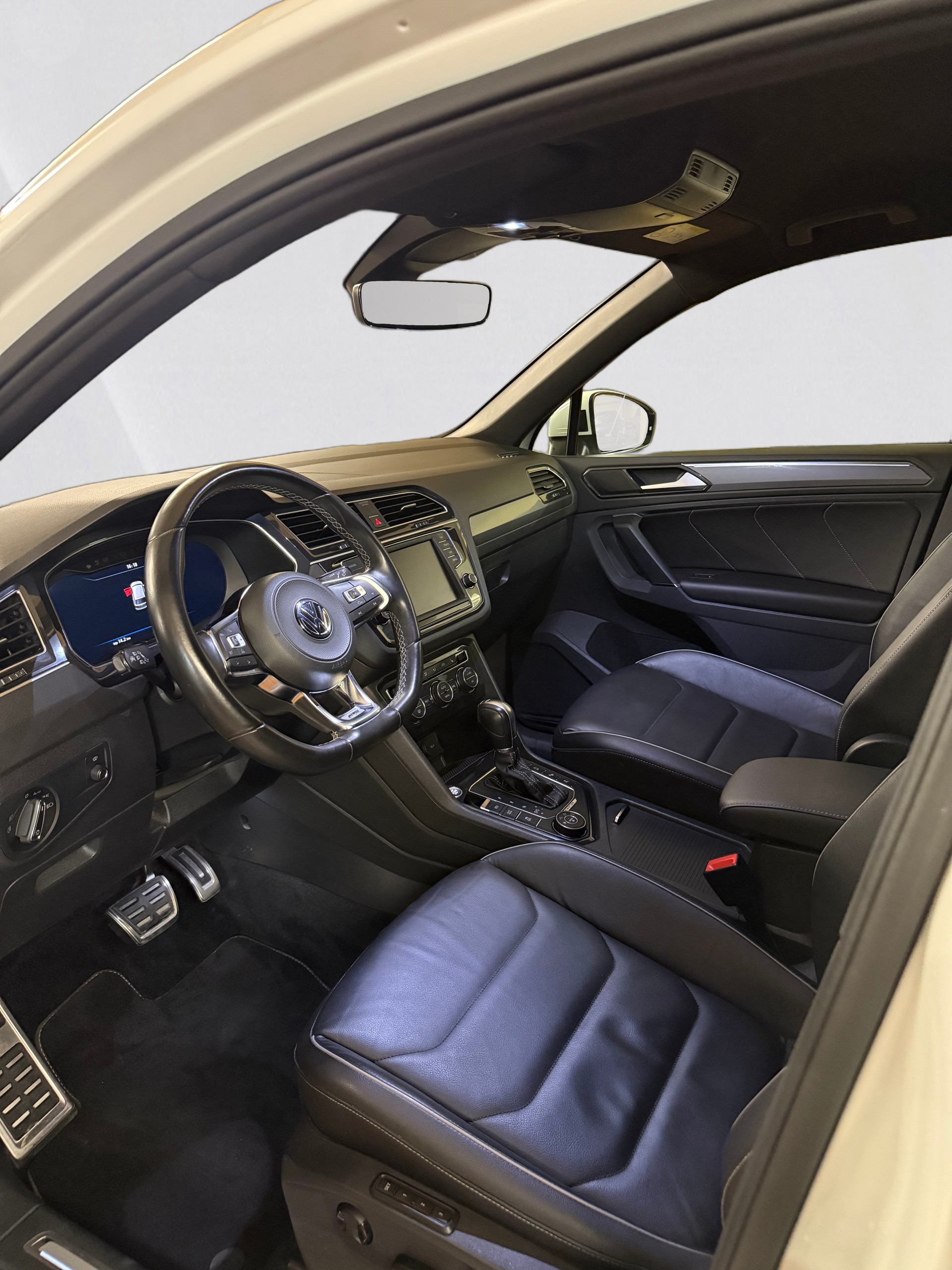VW Tiguan 2.0 TDI SCR R-Line Highline 4Motion DSG-image-9