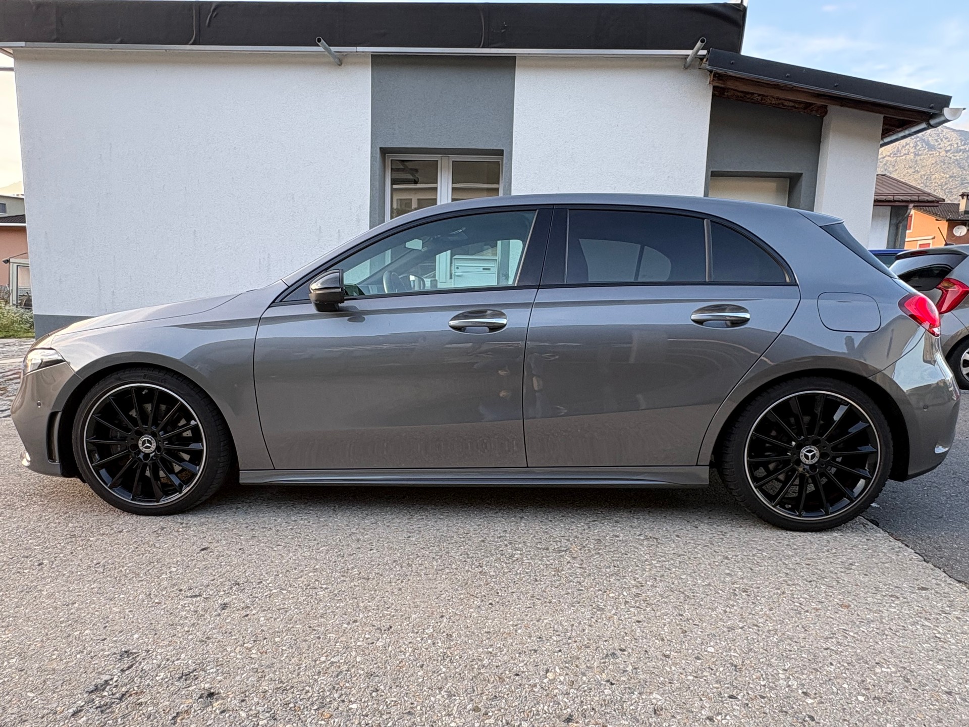 MERCEDES-BENZ A 220 AMG Line 7G-DCT 4Matic-image-6