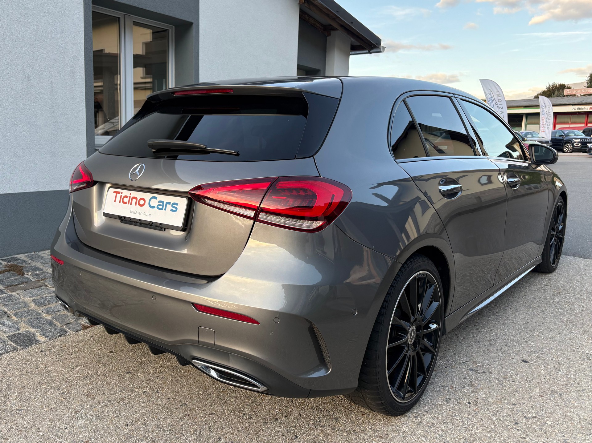 MERCEDES-BENZ A 220 AMG Line 7G-DCT 4Matic-image-3