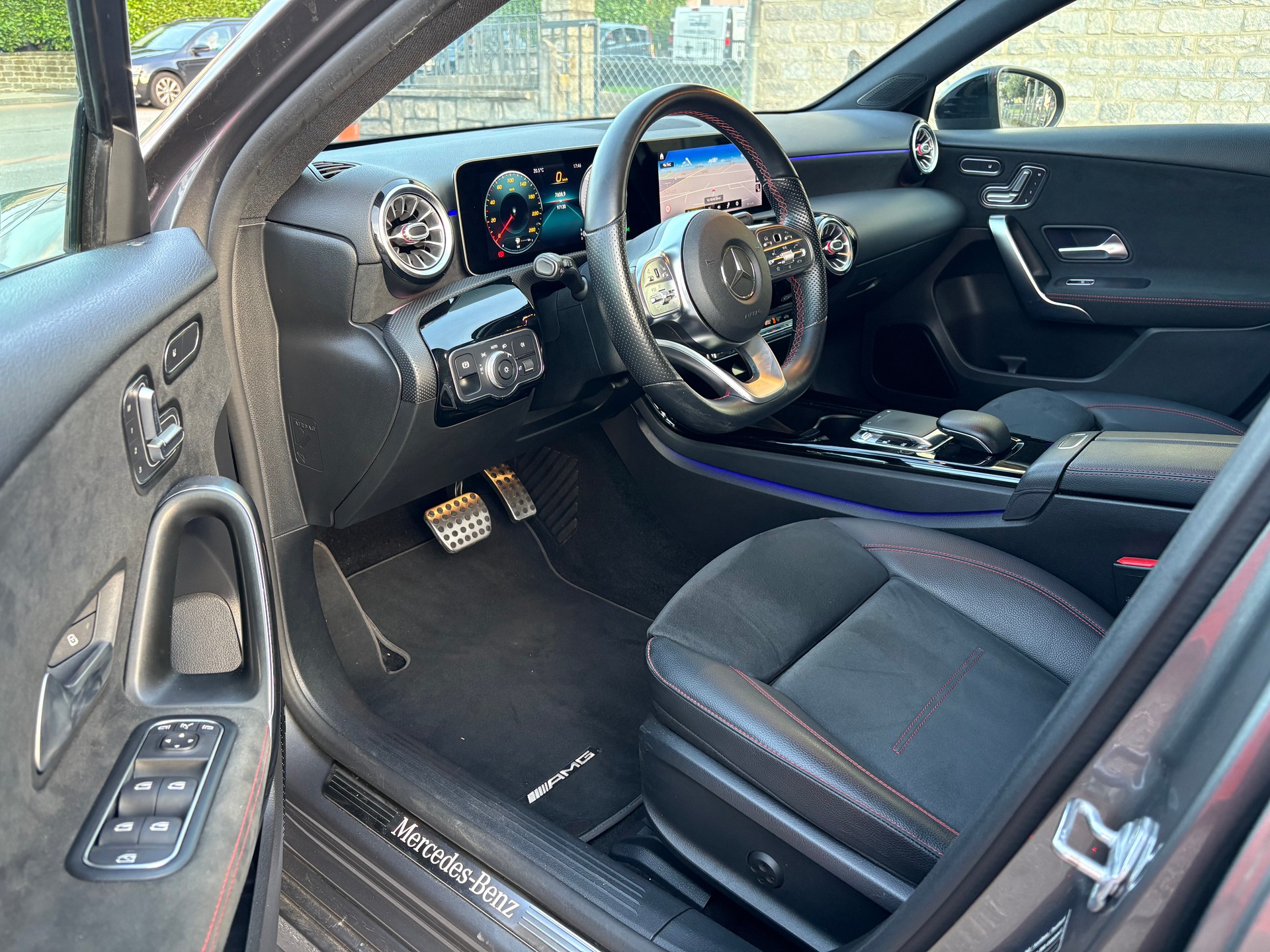 MERCEDES-BENZ A 220 AMG Line 7G-DCT 4Matic-image-8