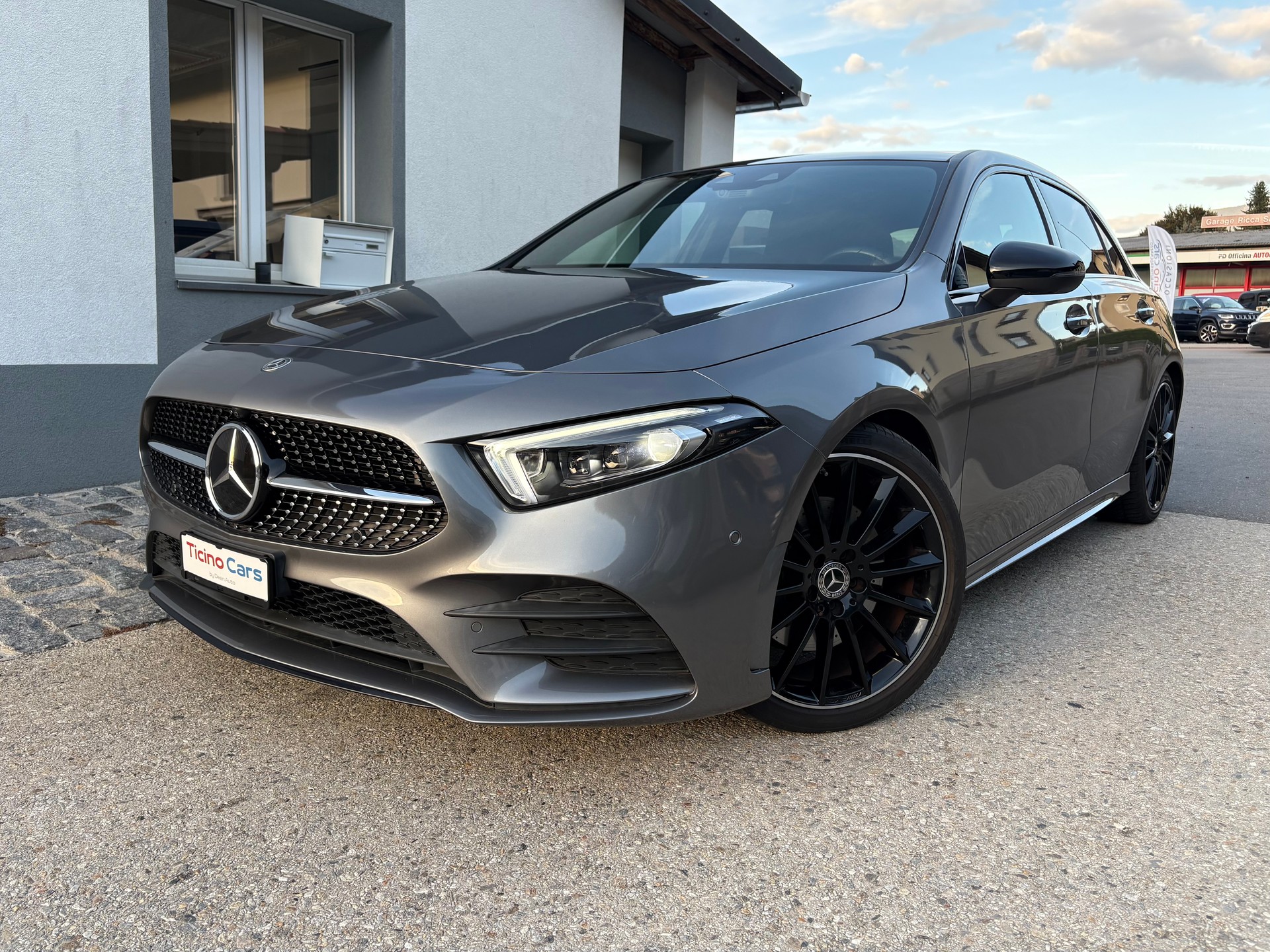 MERCEDES-BENZ A 220 AMG Line 7G-DCT 4Matic-image-1