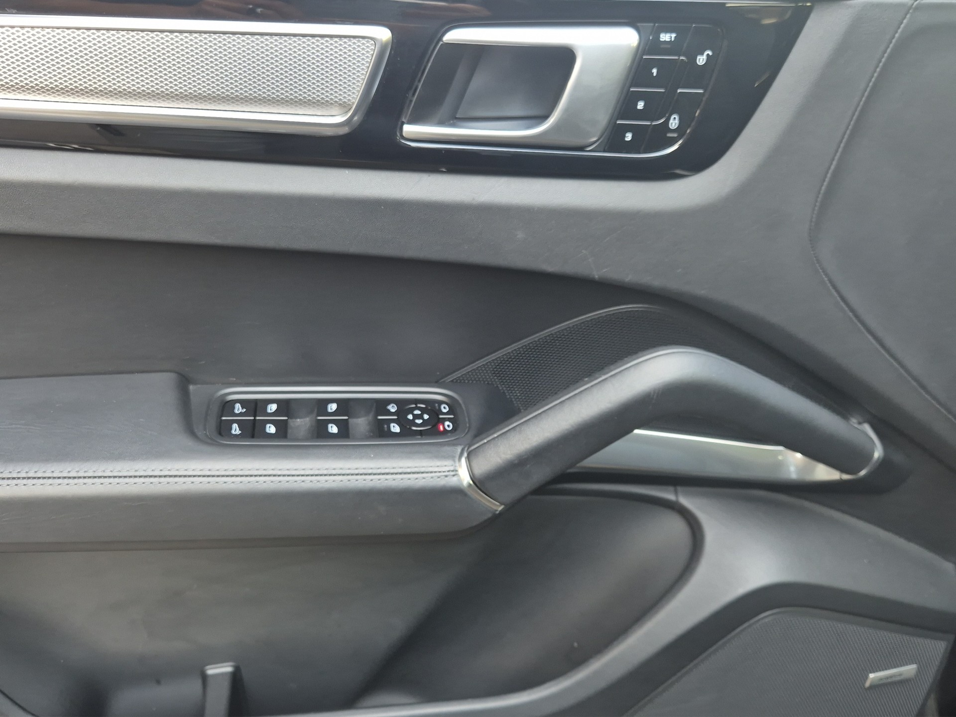 PORSCHE Cayenne Turbo-image-14