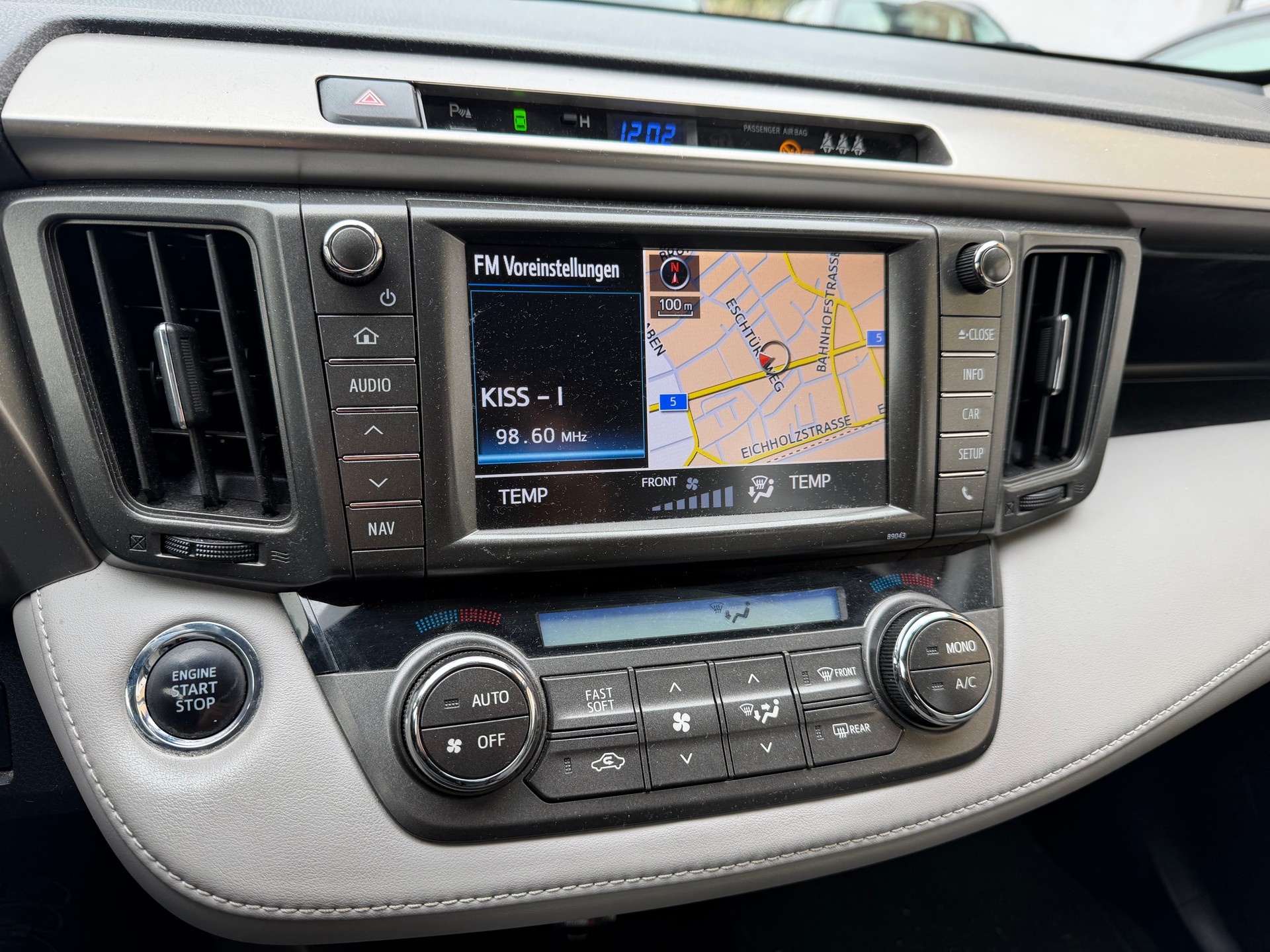 TOYOTA RAV-4 2.2D-CAT Sol Premium AT-image-8