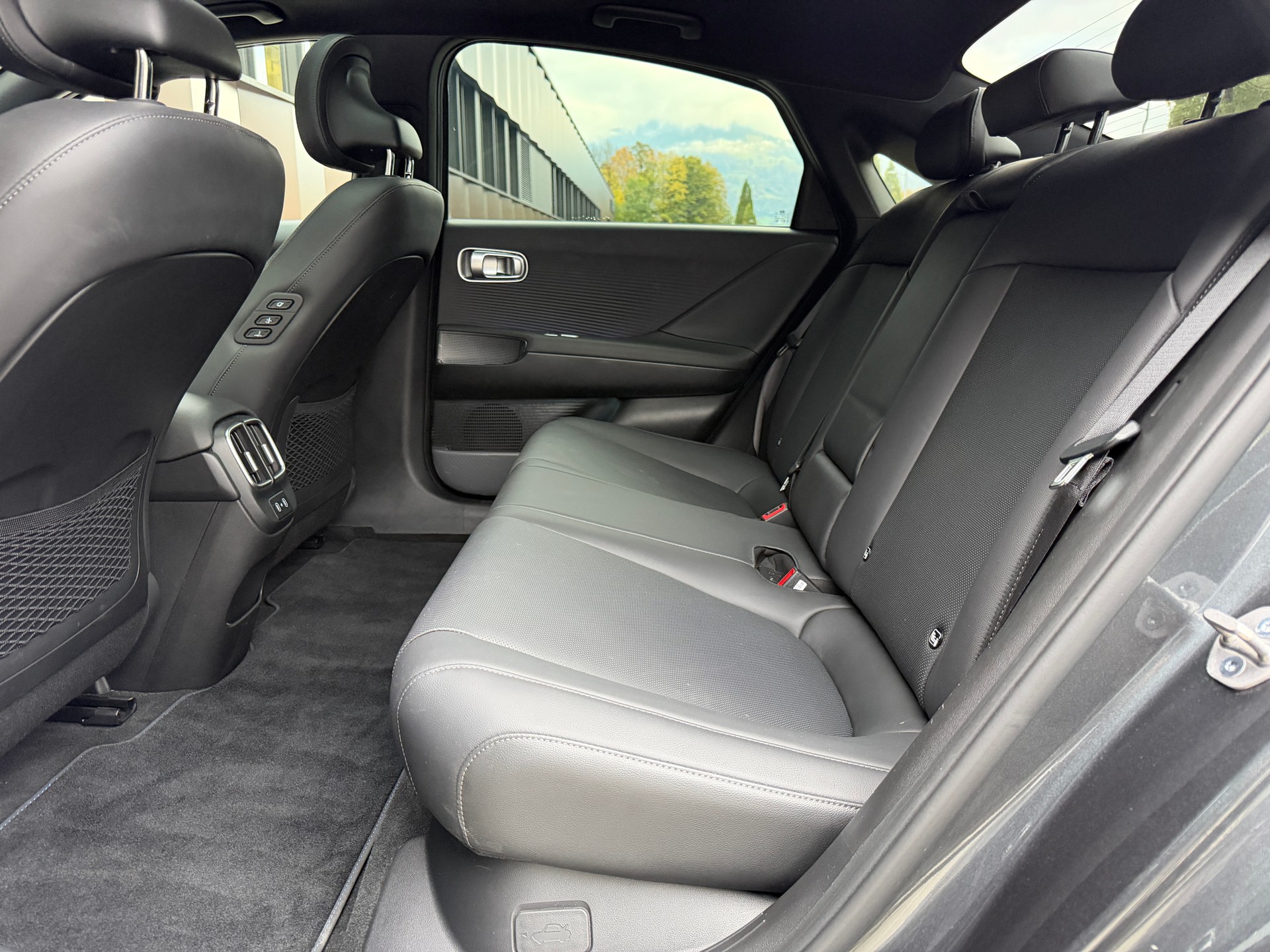 HYUNDAI Ioniq 6 77kWh Launch Edition 4WD *Hagelschaden* *Allrad*-image-16