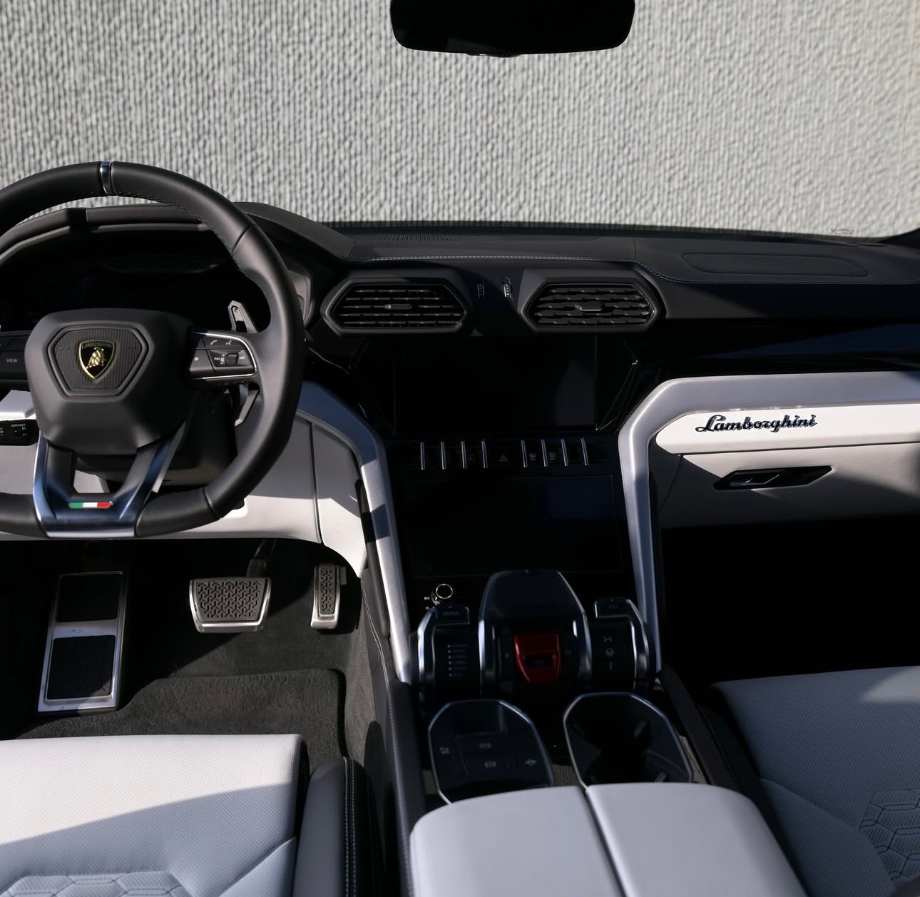 LAMBORGHINI URUS-image-2