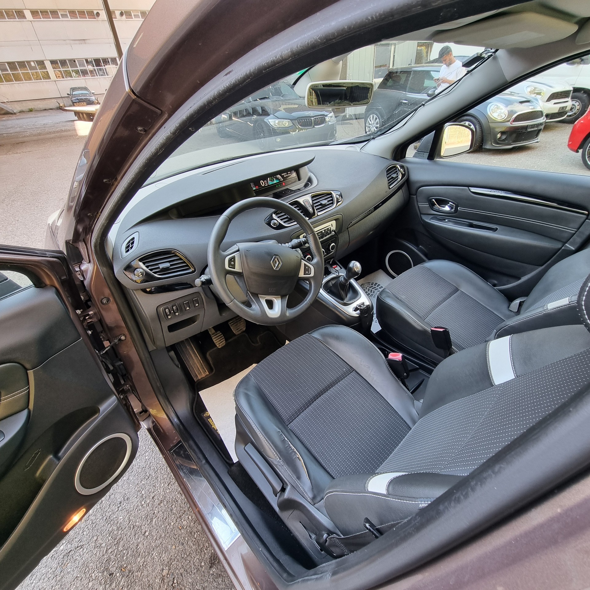 RENAULT Grand Scénic 1.4 16V Turbo Dynamique-image-7