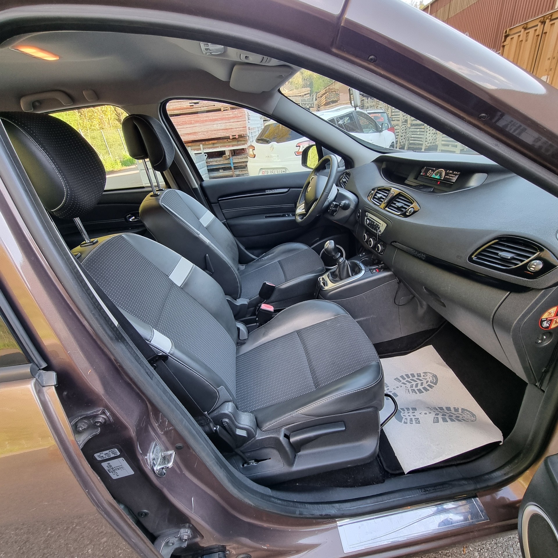 RENAULT Grand Scénic 1.4 16V Turbo Dynamique-image-4