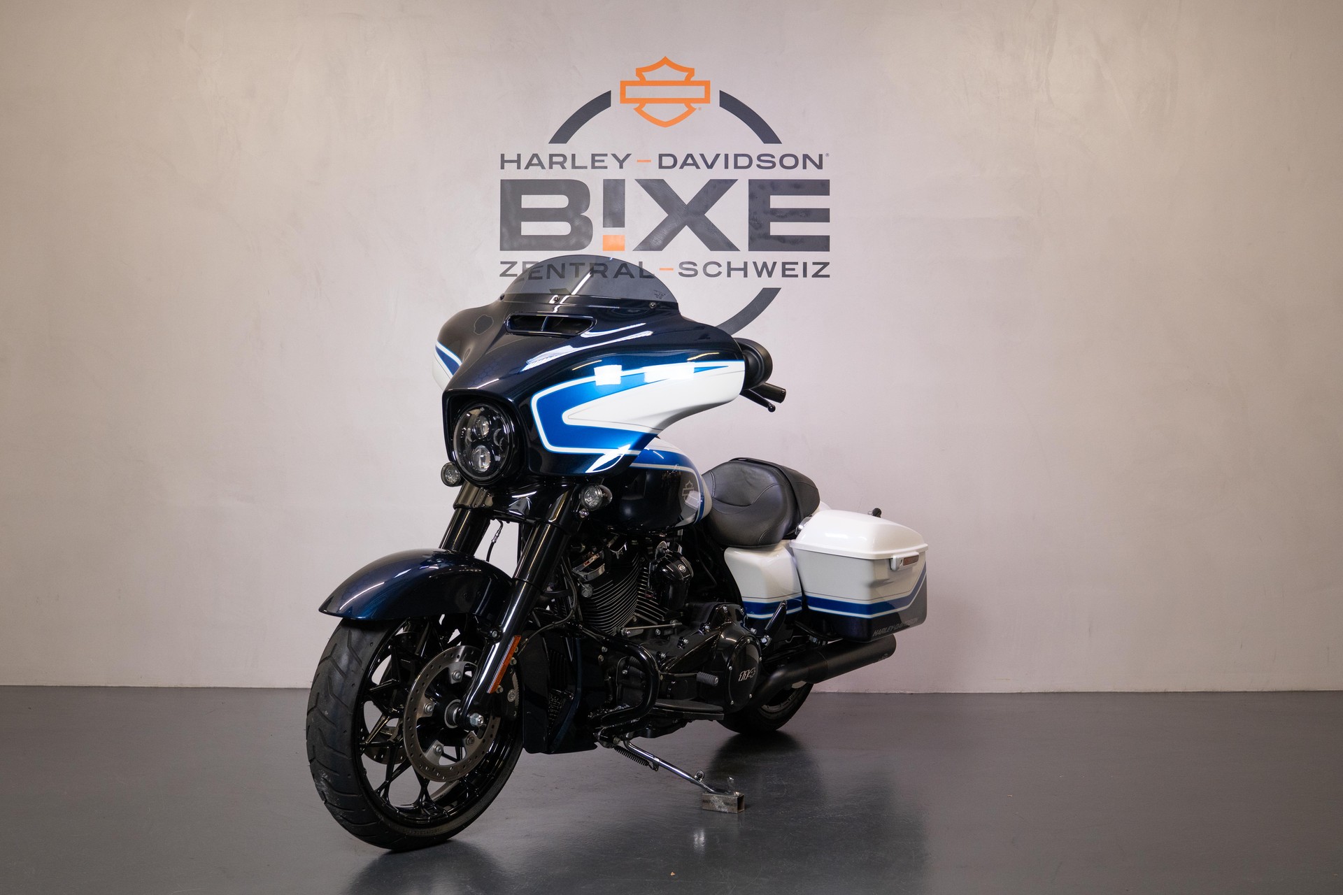 HARLEY-DAVIDSON FLHXS Street Glide Special Black Finish 114-showroom-element-1