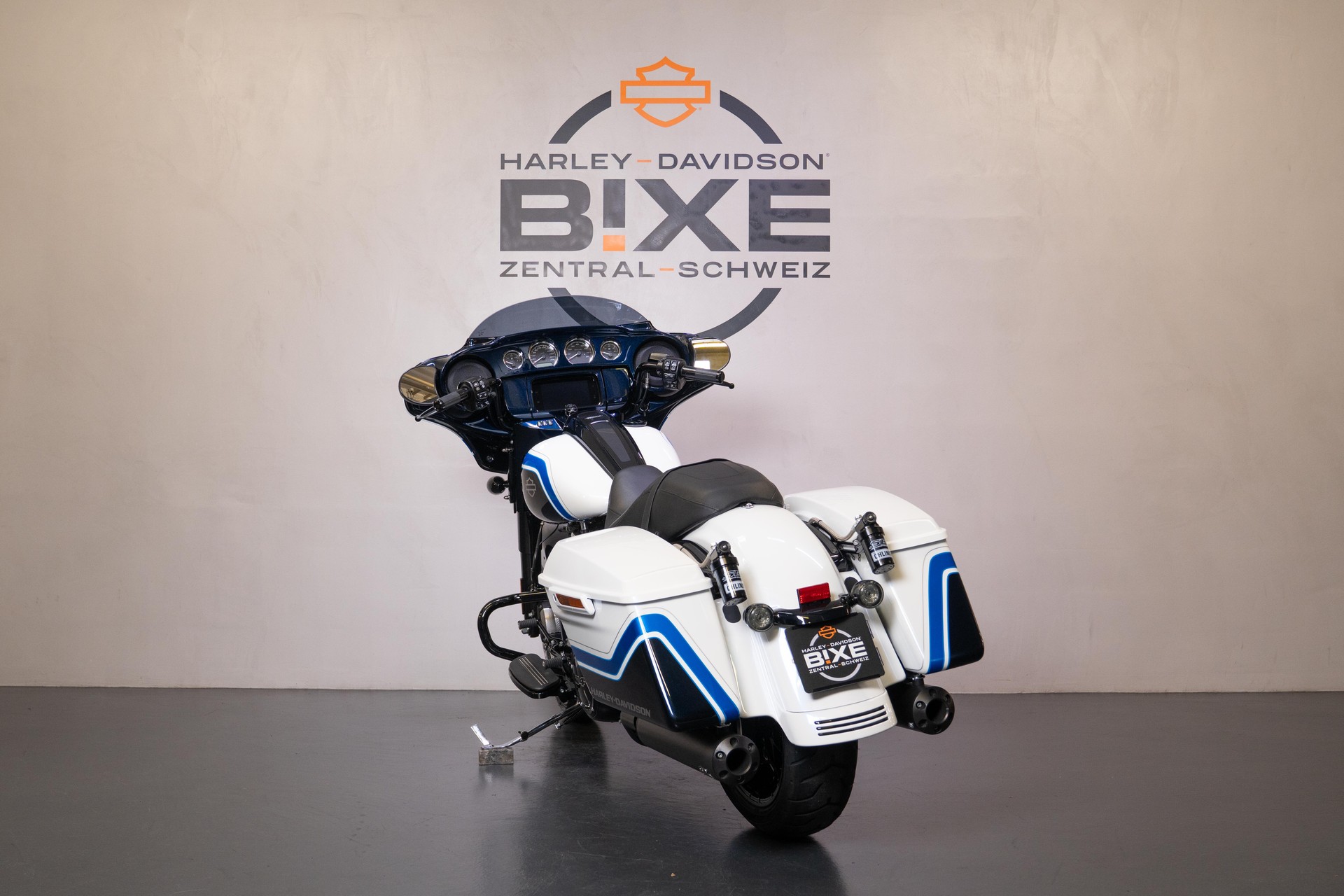 HARLEY-DAVIDSON FLHXS Street Glide Special Black Finish 114-showroom-element-3
