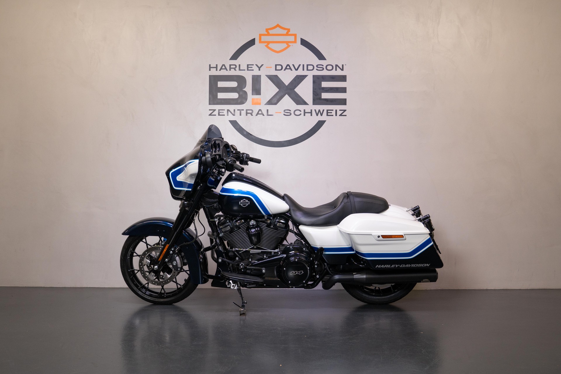 HARLEY-DAVIDSON FLHXS Street Glide Special Black Finish 114-showroom-element-2