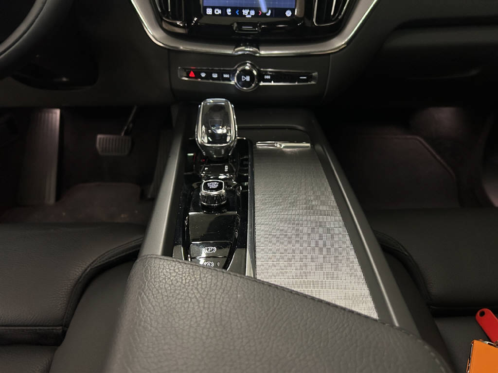 VOLVO XC60 2.0 T6 TE Inscription eAWD-image-9