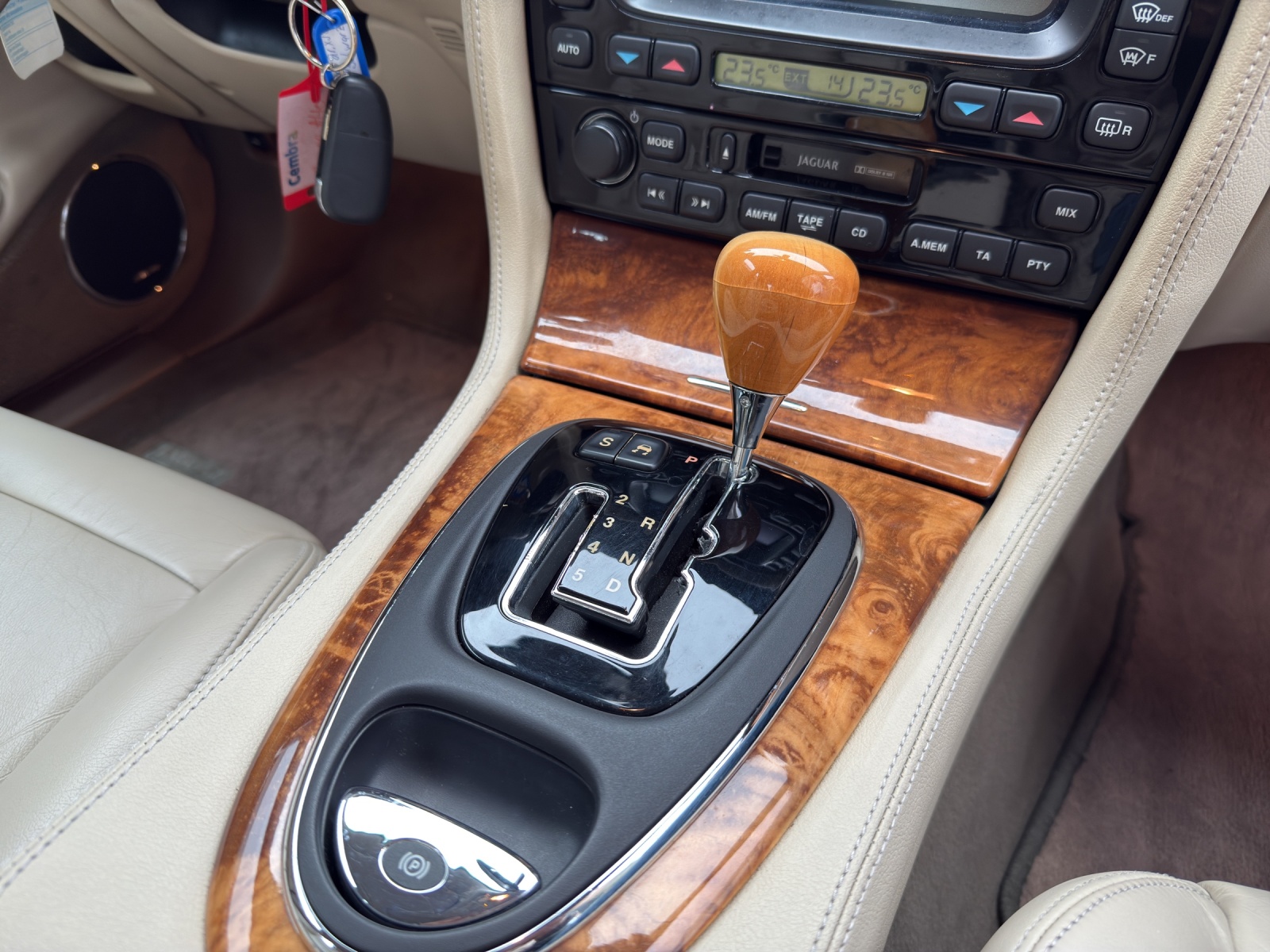 JAGUAR XJ8 4.2 V8 Executive-image-8