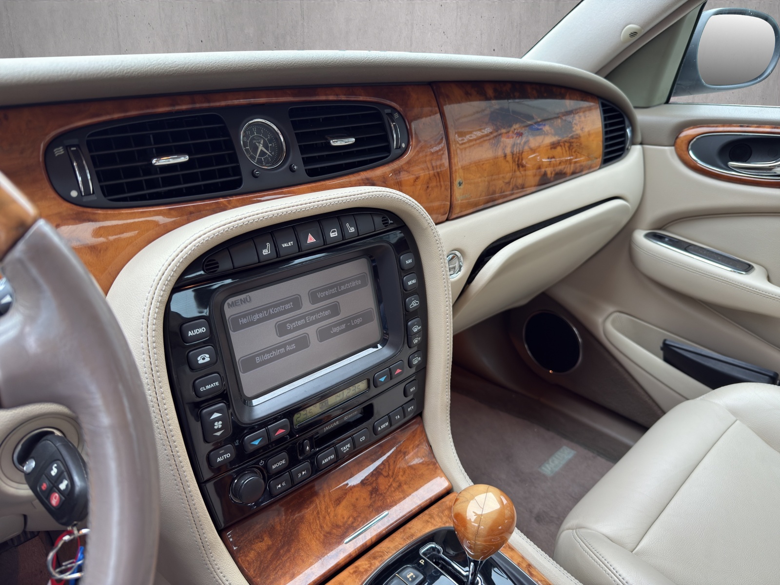 JAGUAR XJ8 4.2 V8 Executive-image-15