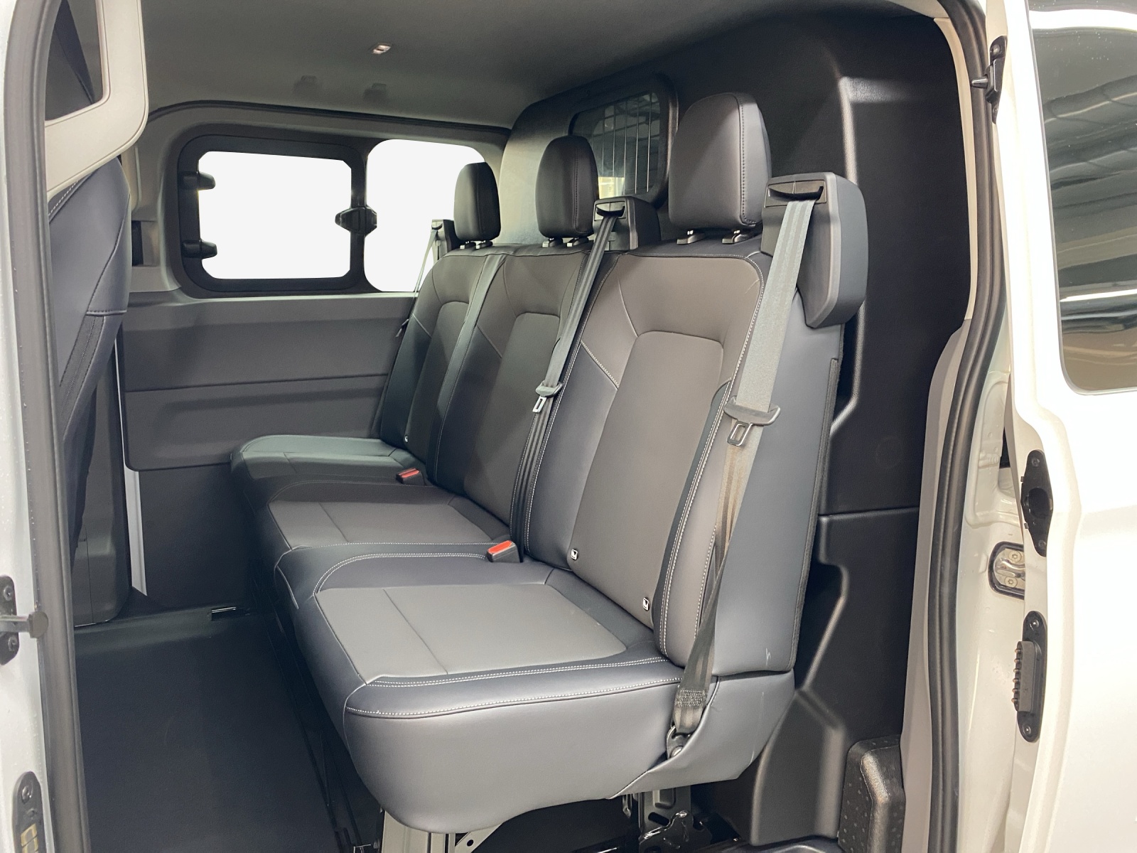 VW Transporter Plus 2.0 TDI Lang Automat-image-11