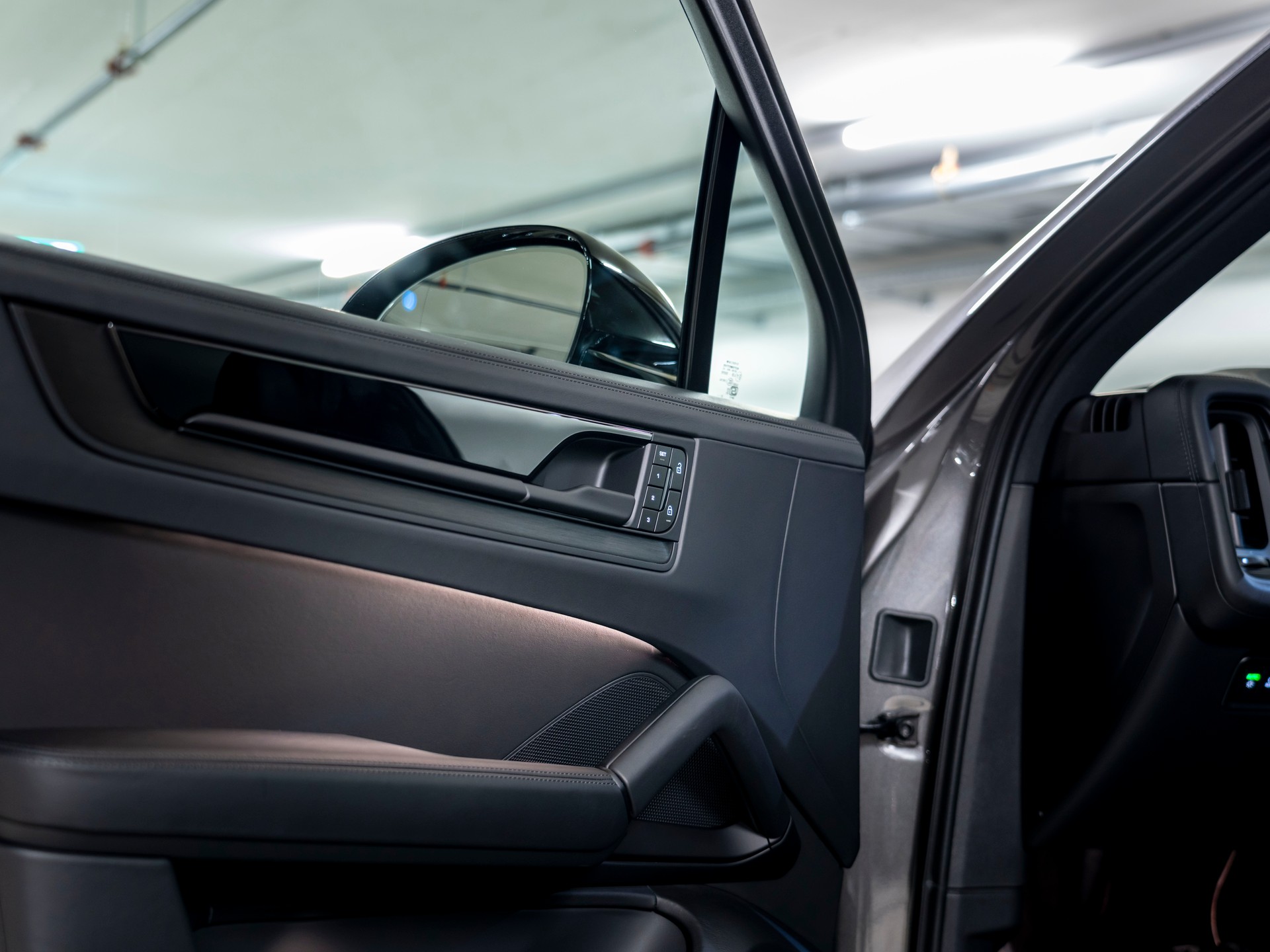 PORSCHE Cayenne Black Edition Tiptronic-image-18