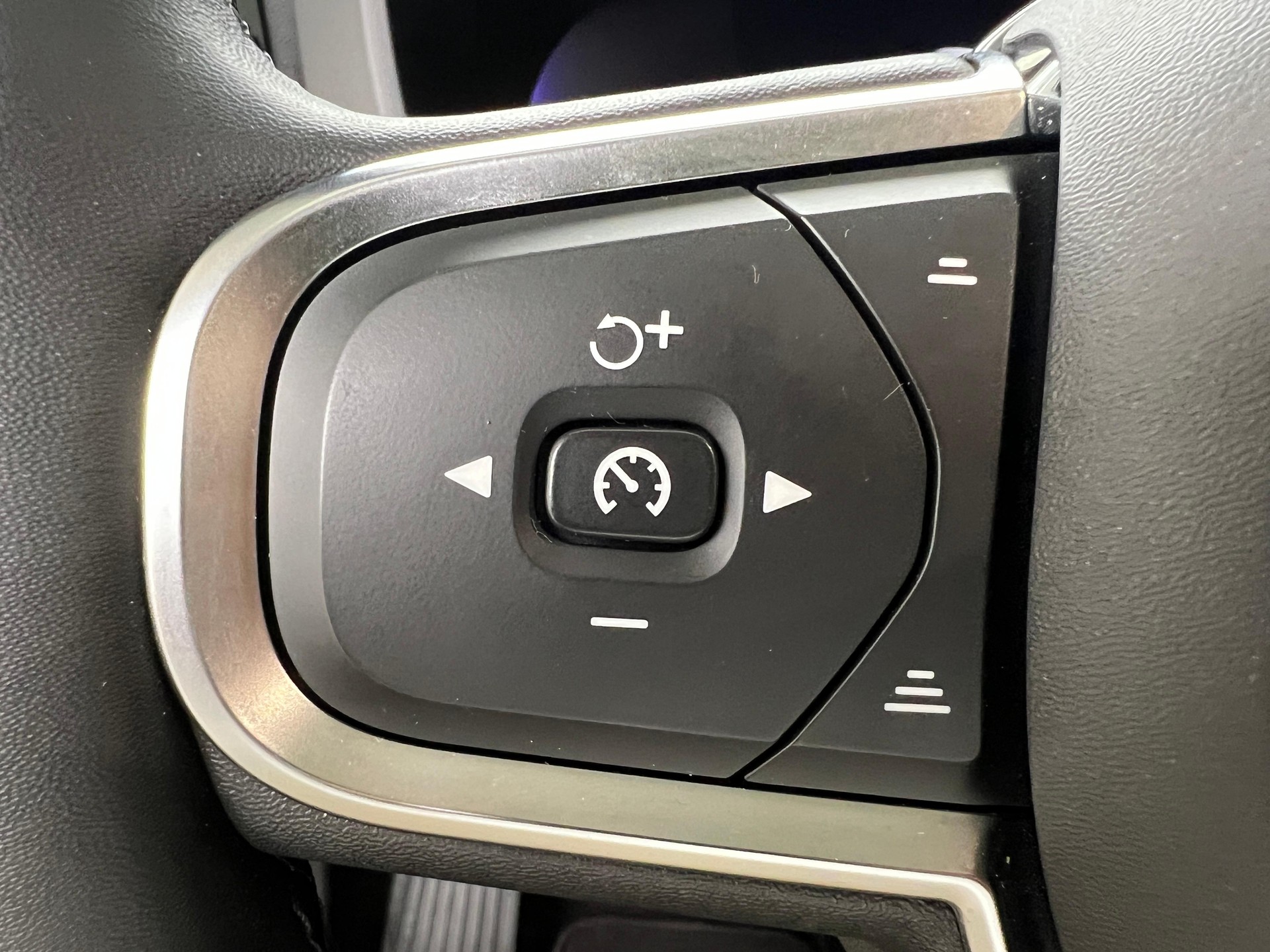 VOLVO XC60 2.0 B4 MH Core AWD-image-17