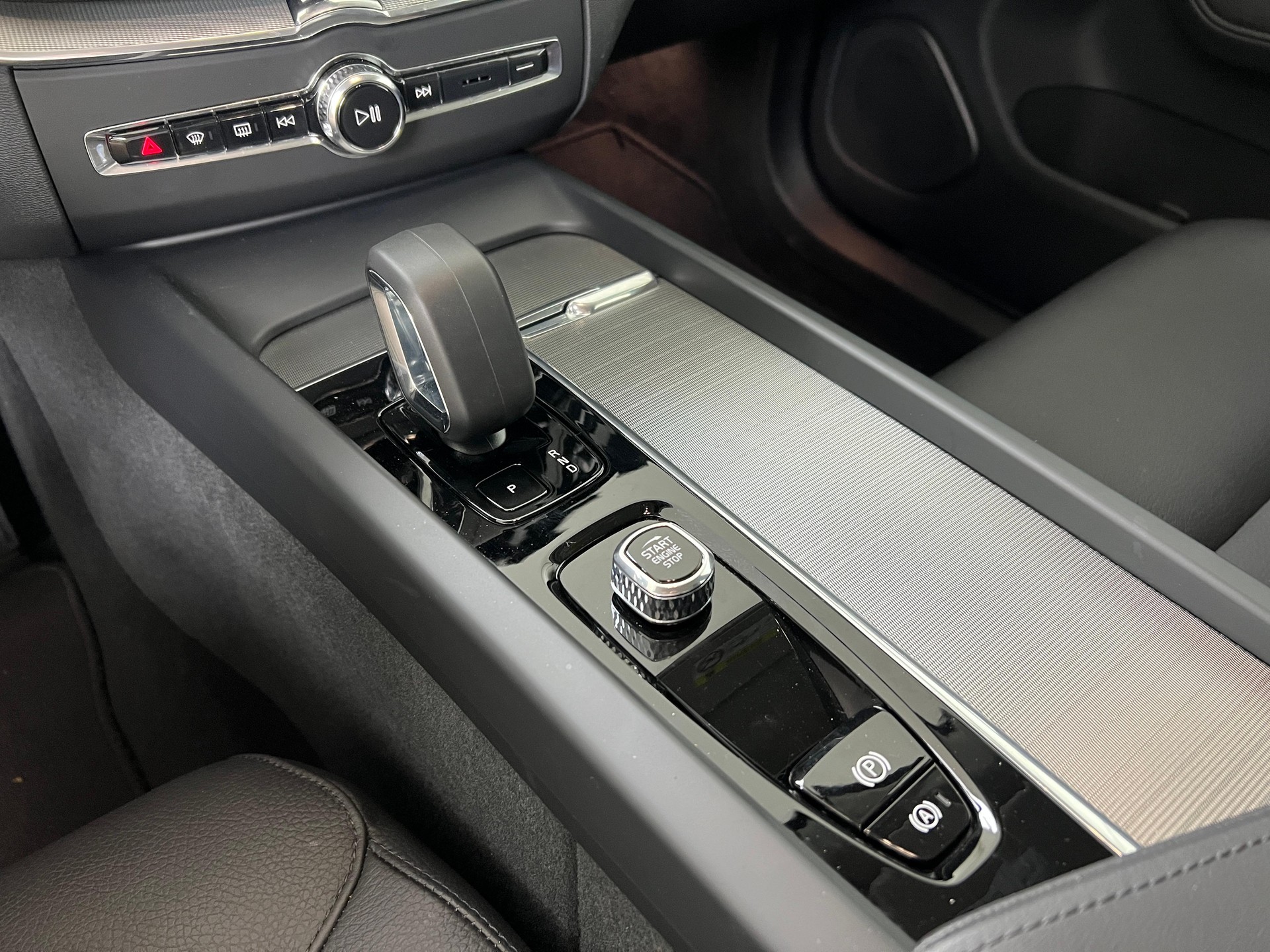 VOLVO XC60 2.0 B4 MH Core AWD-image-13