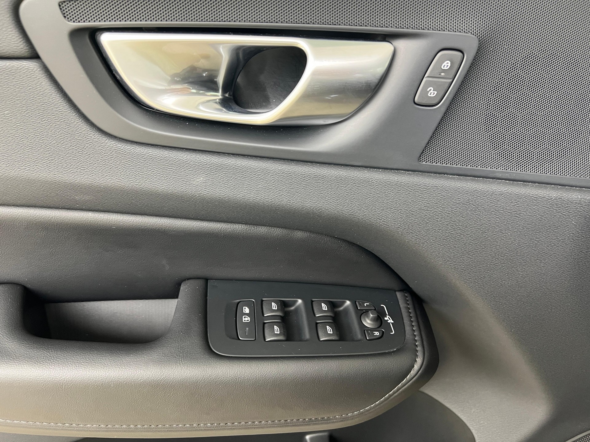 VOLVO XC60 2.0 B4 MH Core AWD-image-15