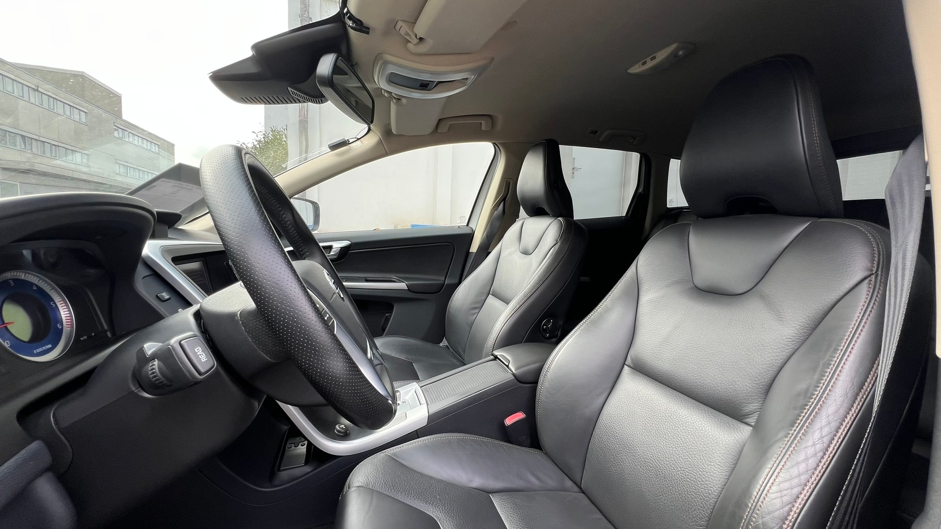 VOLVO XC60 2.4D AWD SUMMUM R-DESIGN HEICO GEARTRONIC l 235 PS-image-23