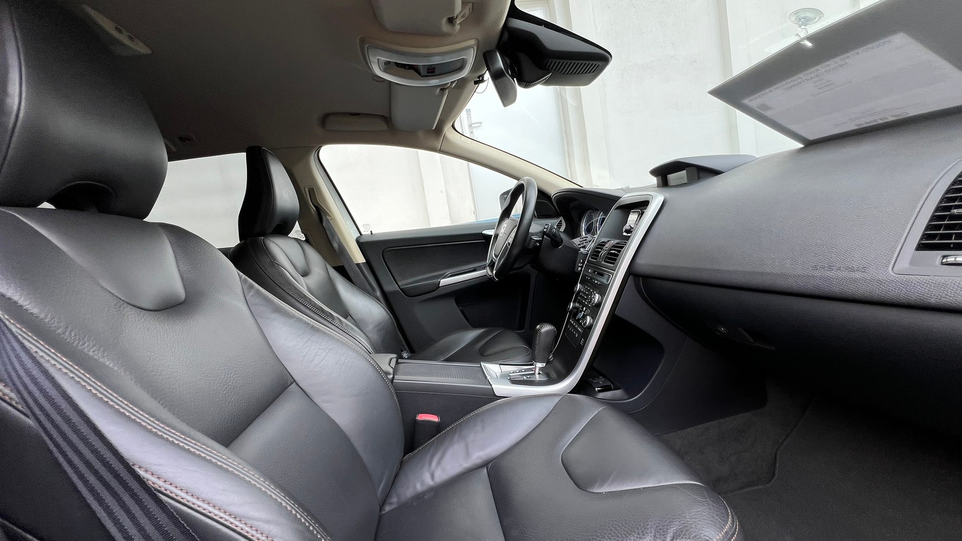 VOLVO XC60 2.4D AWD SUMMUM R-DESIGN HEICO GEARTRONIC l 235 PS-image-24
