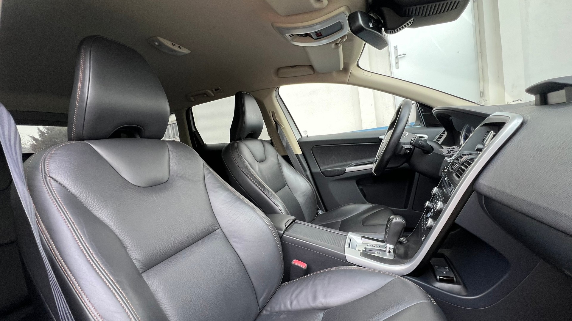 VOLVO XC60 2.4D AWD SUMMUM R-DESIGN HEICO GEARTRONIC l 235 PS-image-26