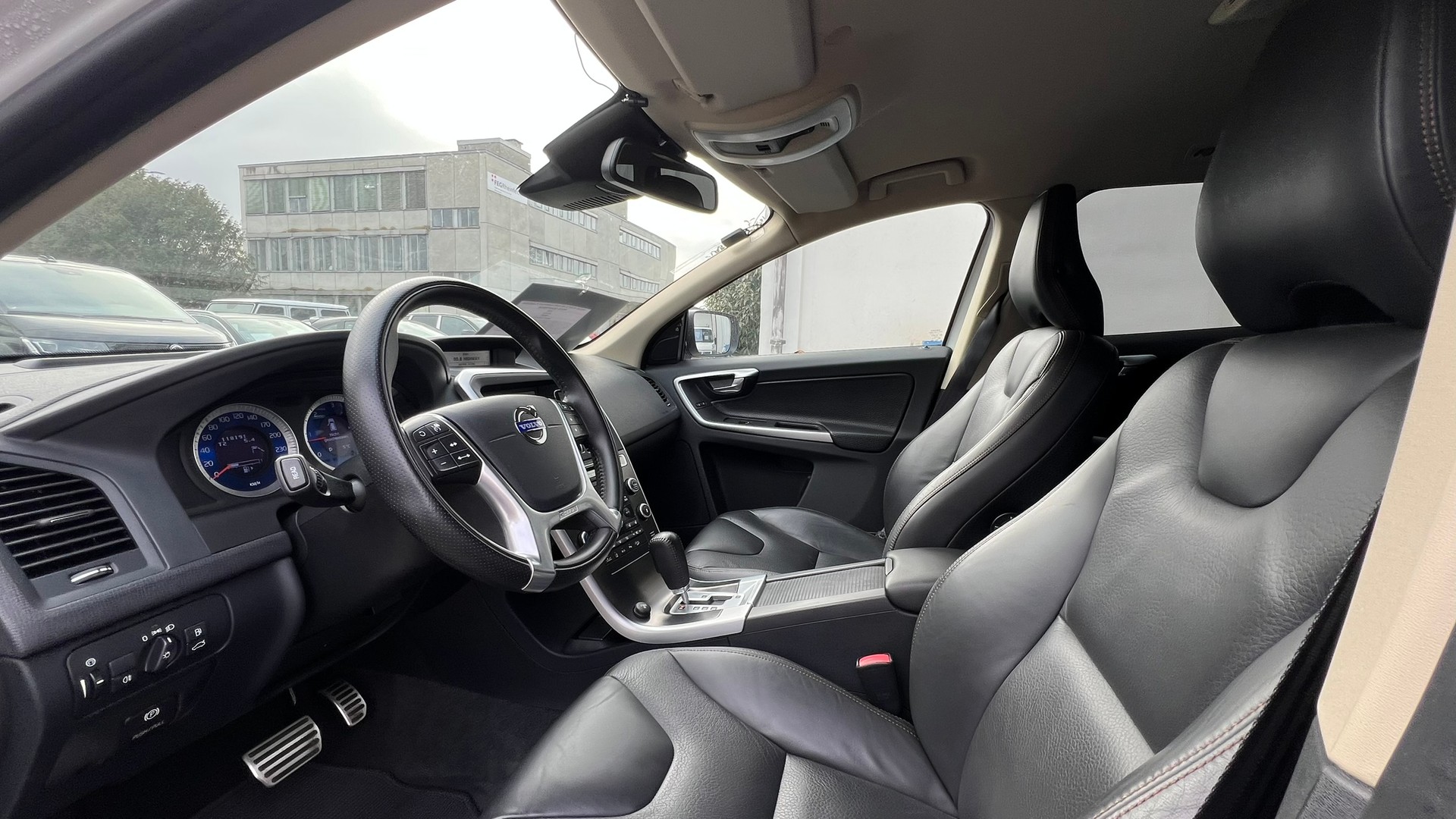 VOLVO XC60 2.4D AWD SUMMUM R-DESIGN HEICO GEARTRONIC l 235 PS-image-25