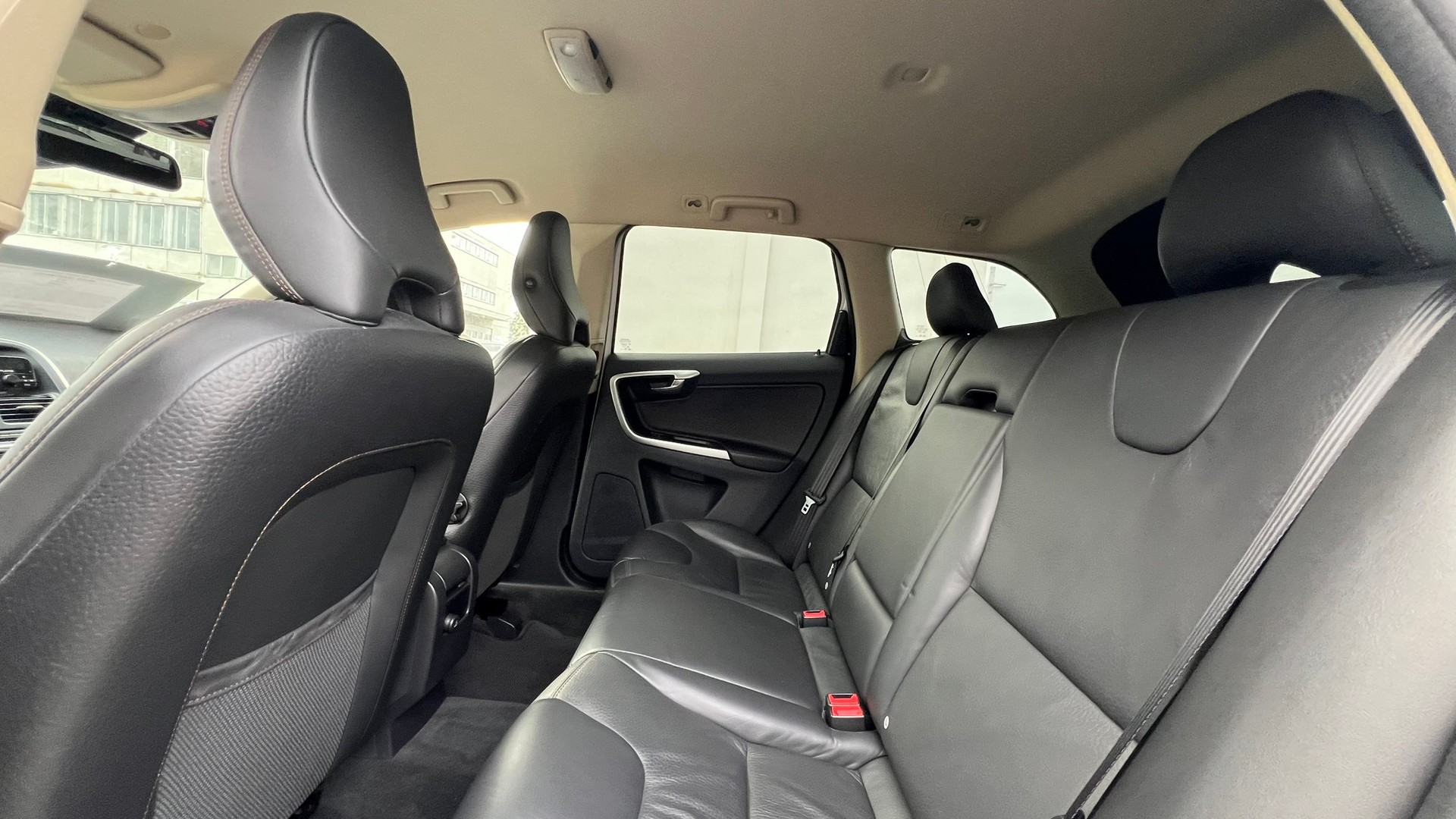 VOLVO XC60 2.4D AWD SUMMUM R-DESIGN HEICO GEARTRONIC l 235 PS-image-27