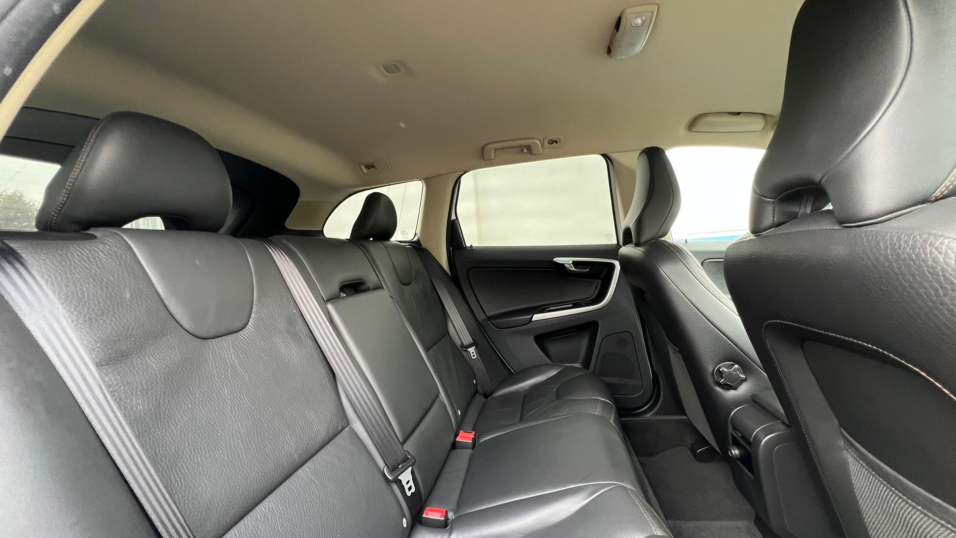 VOLVO XC60 2.4D AWD SUMMUM R-DESIGN HEICO GEARTRONIC l 235 PS-image-28