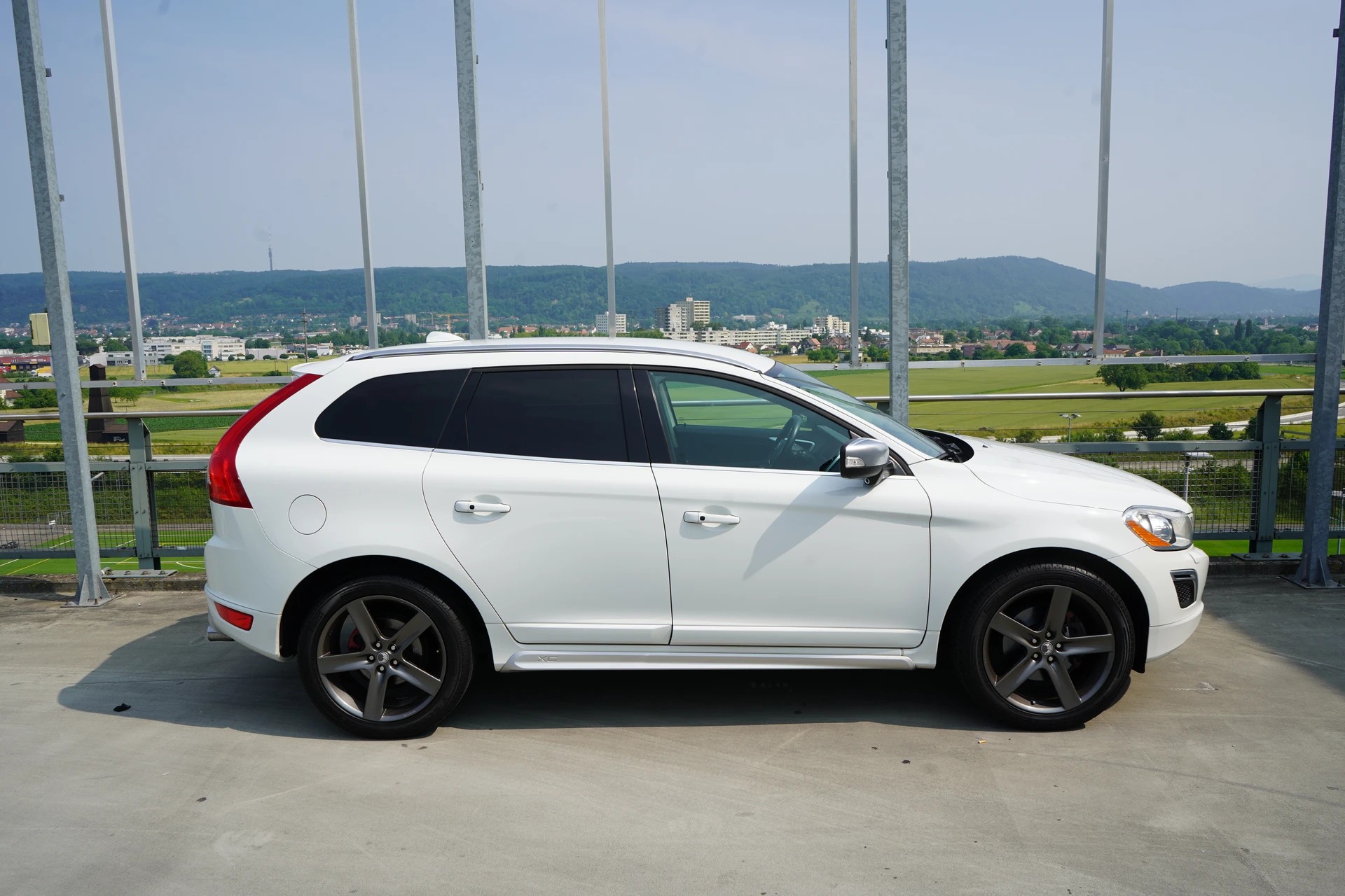 VOLVO XC60 2.4D AWD SUMMUM R-DESIGN HEICO GEARTRONIC l 235 PS-image-4