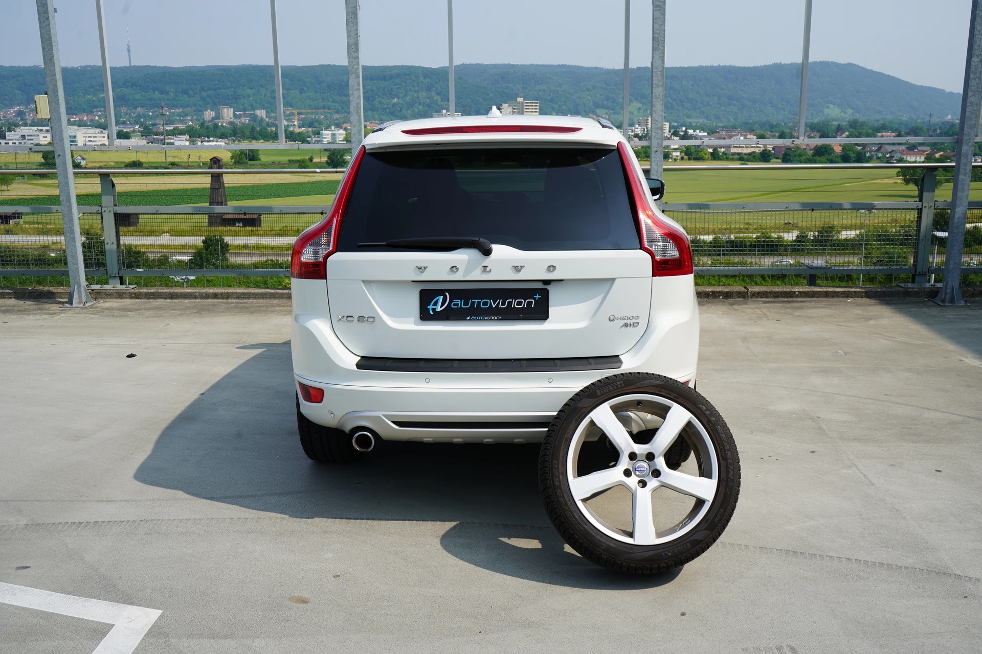 VOLVO XC60 2.4D AWD SUMMUM R-DESIGN HEICO GEARTRONIC l 235 PS-image-16
