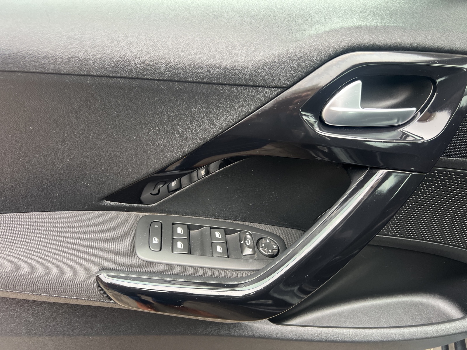 PEUGEOT 208 1.2 VTI Active-image-9