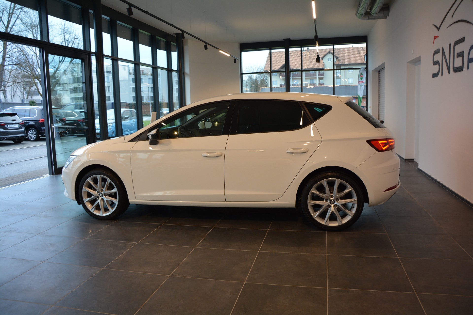SEAT Leon 1.5 TGI FR DSG-image-2