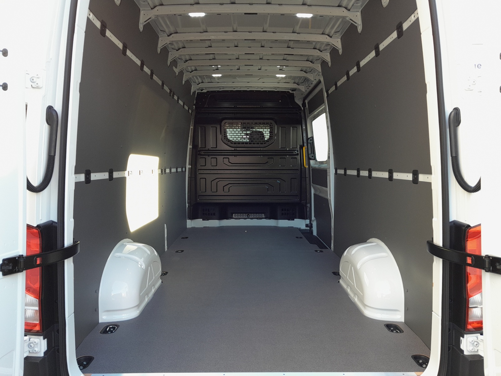 VW Crafter 35 2.0 BiTDI Entry L4 A-image-11