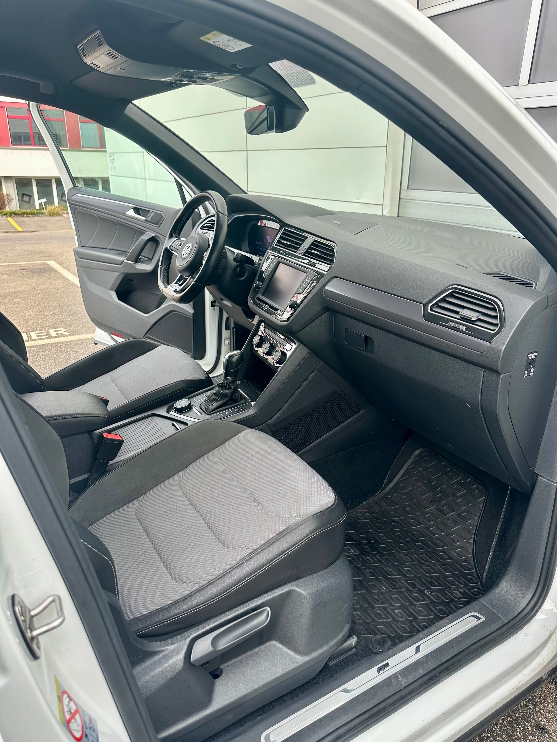 VW Tiguan 2.0 TDI R-LINE SCR 4Motion DSG/ Frisch ab MFK/ All Assis./ Rückfahrkamera/ Head up Display/ 12M Garantie-image-6