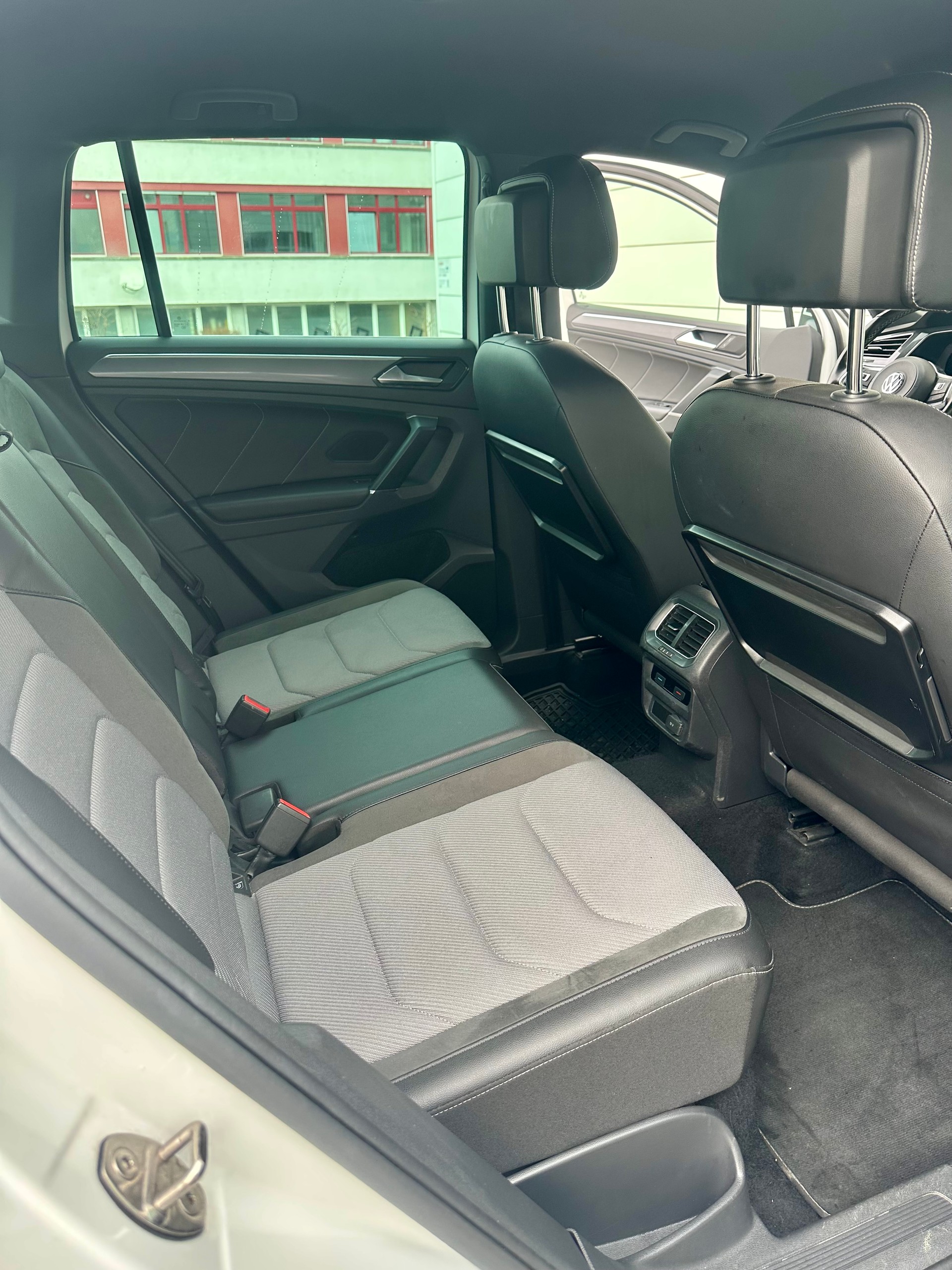 VW Tiguan 2.0 TDI R-LINE SCR 4Motion DSG/ Frisch ab MFK/ All Assis./ Rückfahrkamera/ Head up Display/ 12M Garantie-image-7