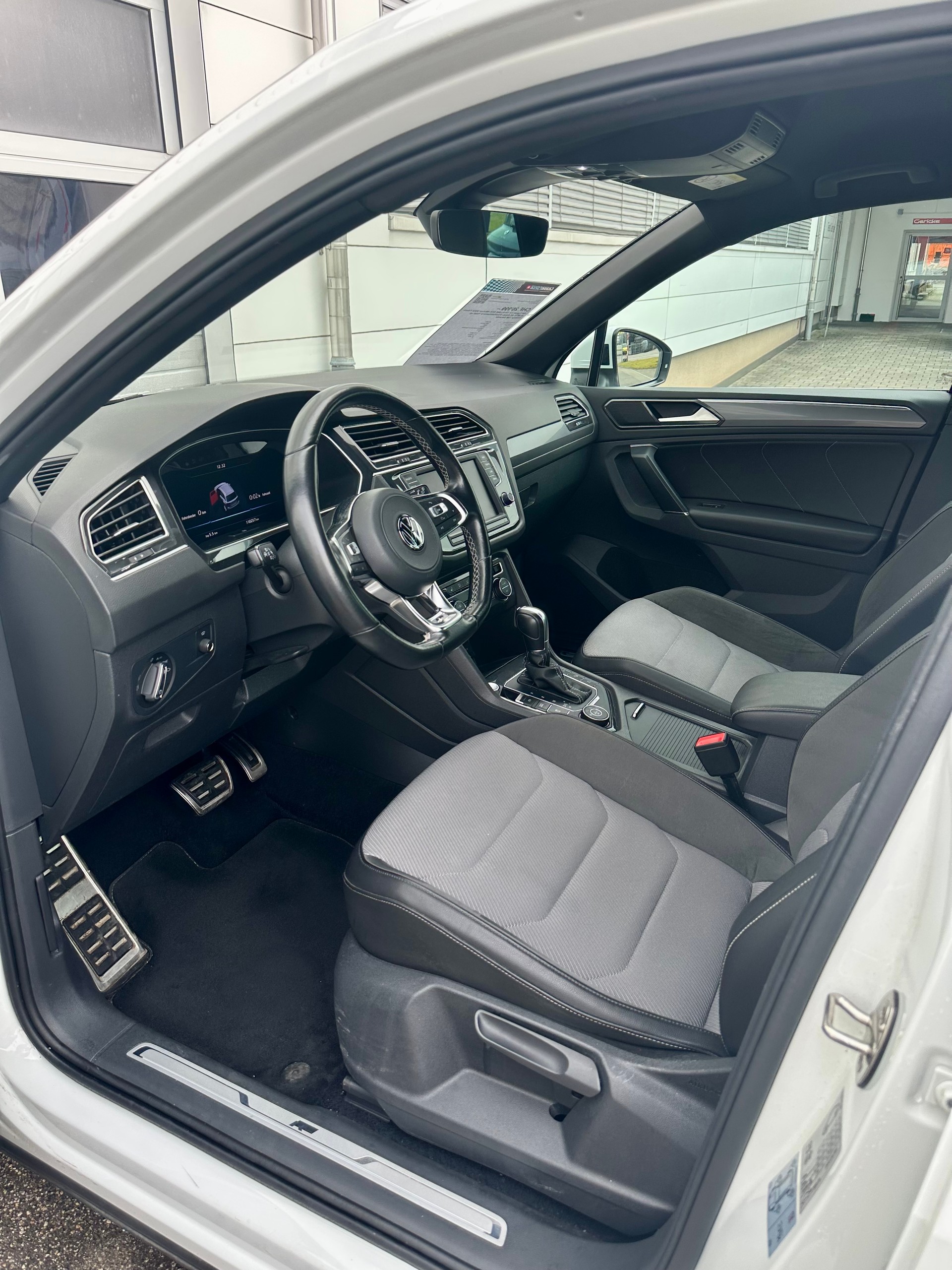 VW Tiguan 2.0 TDI R-LINE SCR 4Motion DSG/ Frisch ab MFK/ All Assis./ Rückfahrkamera/ Head up Display/ 12M Garantie-image-5
