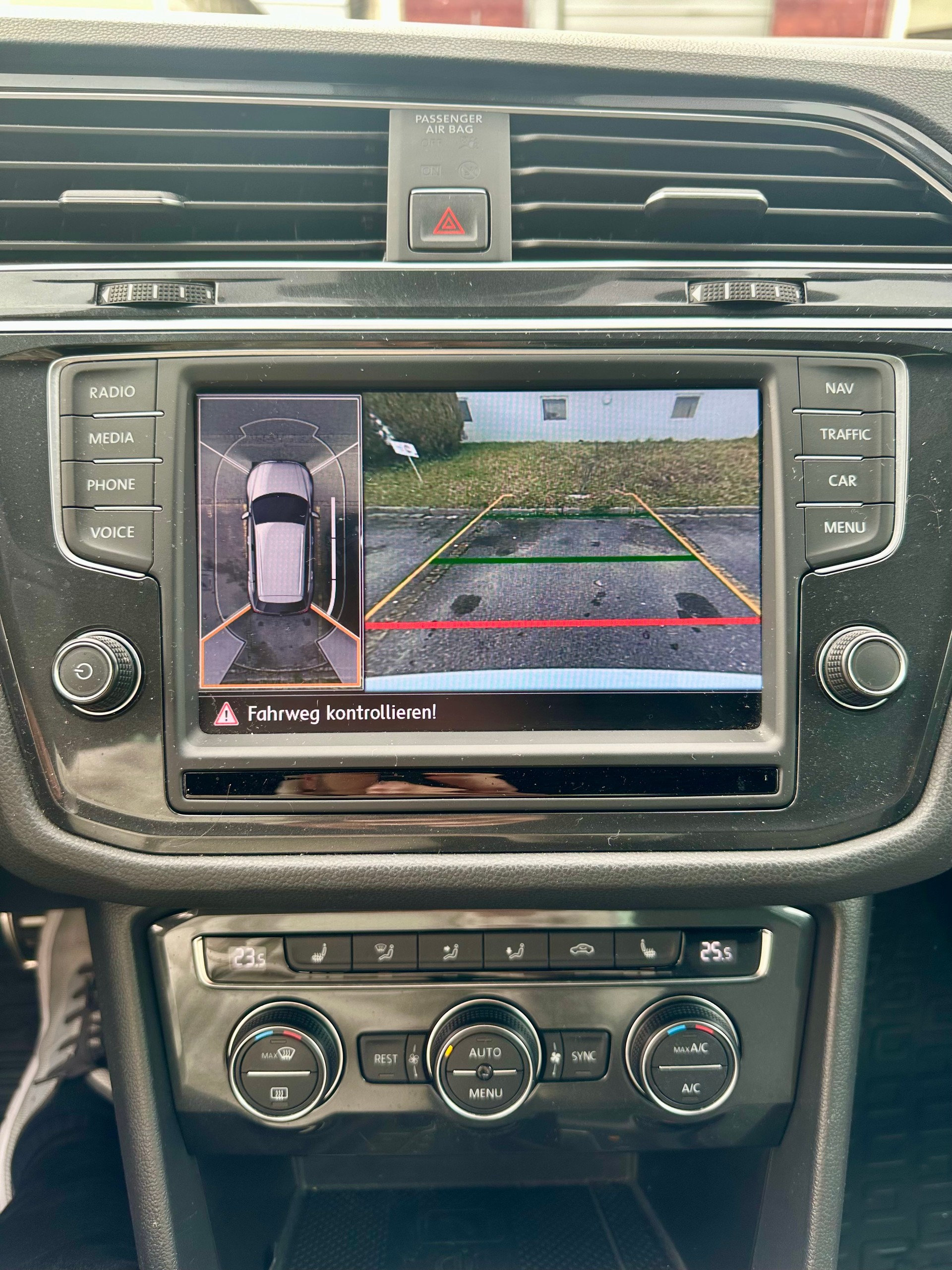 VW Tiguan 2.0 TDI R-LINE SCR 4Motion DSG/ Frisch ab MFK/ All Assis./ Rückfahrkamera/ Head up Display/ 12M Garantie-image-12