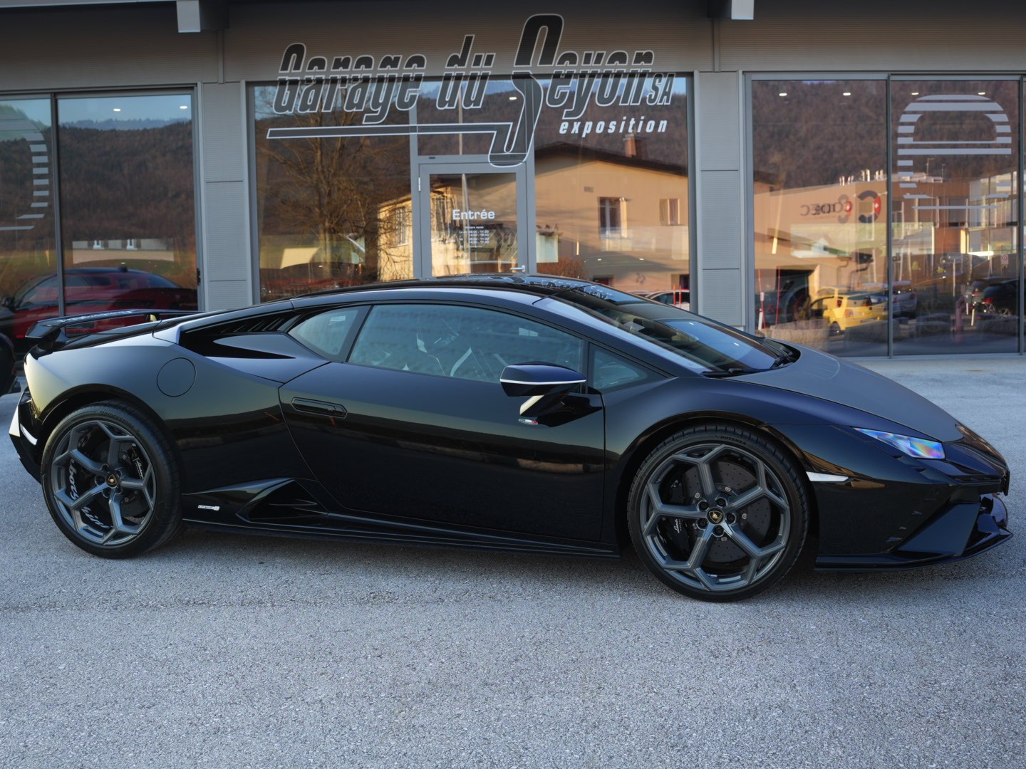 LAMBORGHINI Tecnica-image-1