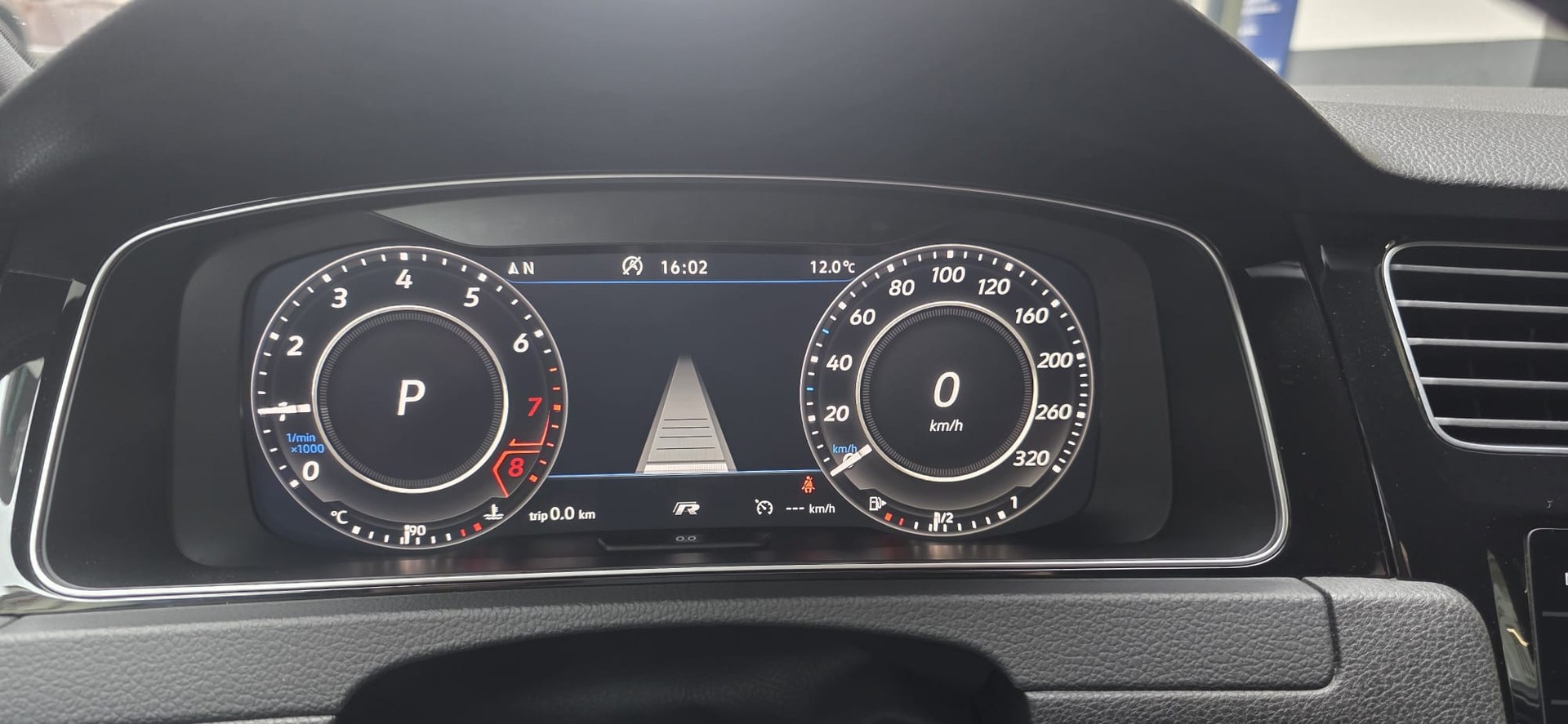 VW Golf 2.0 TSI R 4Motion DSG-image-12